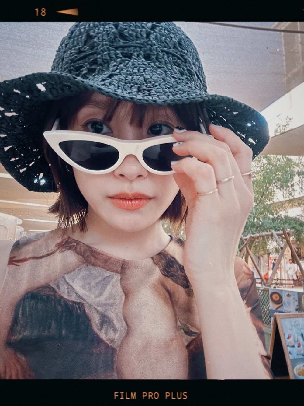 「高橋愛、Dubai、ドバイ、154cm、ZARA、CELINE、サングラス」｜「La Maison de LyllisのSUNNY サニー /La Maison de Lyllis 2221040 メゾンドリリス（ハット、ブラック系）」を使った、高橋愛さん（レディース・154cm）の秋コーディネートの1枚目の写真