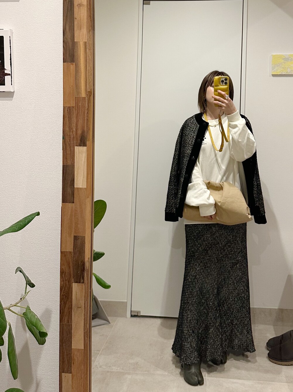 「餃子バック、ボッテガヴェネタ、BOTTEGA VENETA、高橋愛、154cm、スウェット、おでかけコーデ、キレイめ、ロングスカート、セットアップ、tabi」｜「FREAK'S STOREのアイテム（スウェット、ホワイト系）」を使った、高橋愛さん（レディース・154cm）の春コーディネートの1枚目の写真