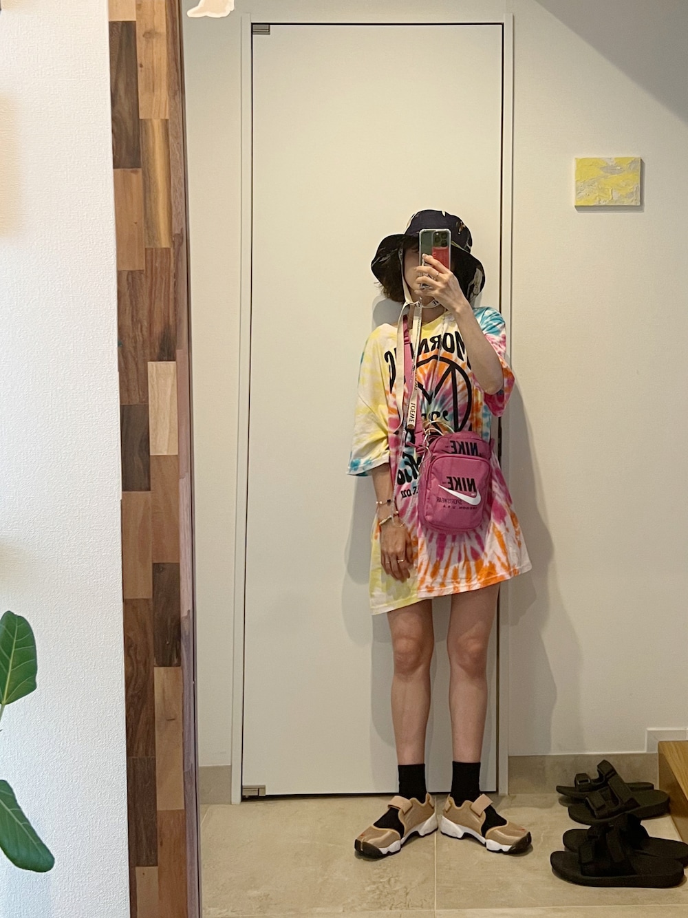 「真夏のアクティブスタイル、カジュアル、ラクチンコーデ、ミニバッグ、カジュアルコーデ、Tシャツ、タイダイ柄、モーニング娘。'22、モーニング娘。、ロッキン、ロッキンジャパン、フェススタイル、オーバーサイズ、NIKE、高橋愛」｜「モーニング娘。'22のアイテム（Tシャツ/カットソー、その他）」を使った、高橋愛さん（レディース・154cm）の夏コーディネートの1枚目の写真