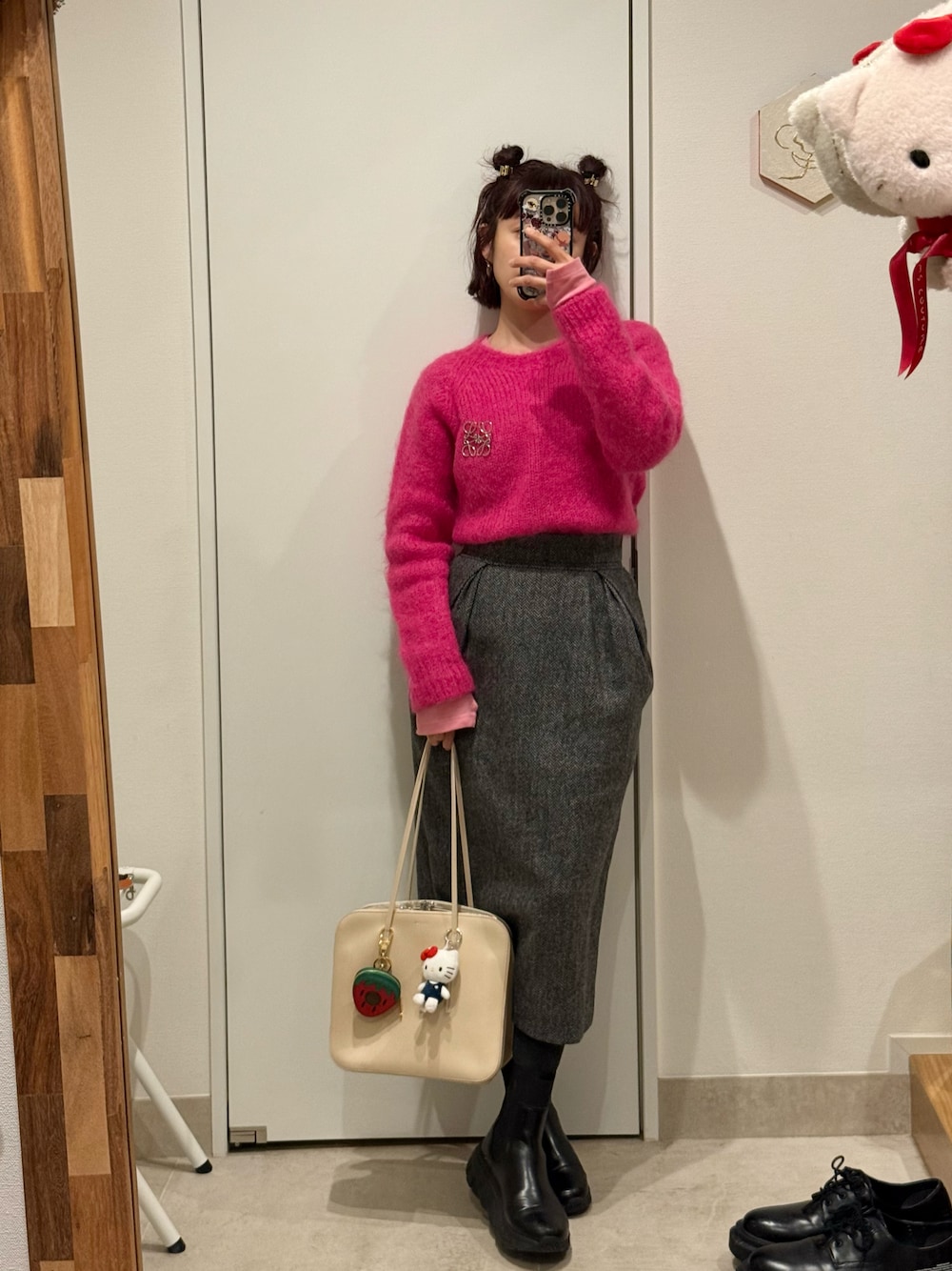 「冬コーデ、ニット、ハーフツインお団子、マルジェラ、ツイードスカート、154cm、高橋愛、The Row」｜「URBAN RESEARCHのアイテム（ニット/セーター、ピンク系）」を使った、高橋愛さん（レディース・154cm）の冬コーディネートの1枚目の写真