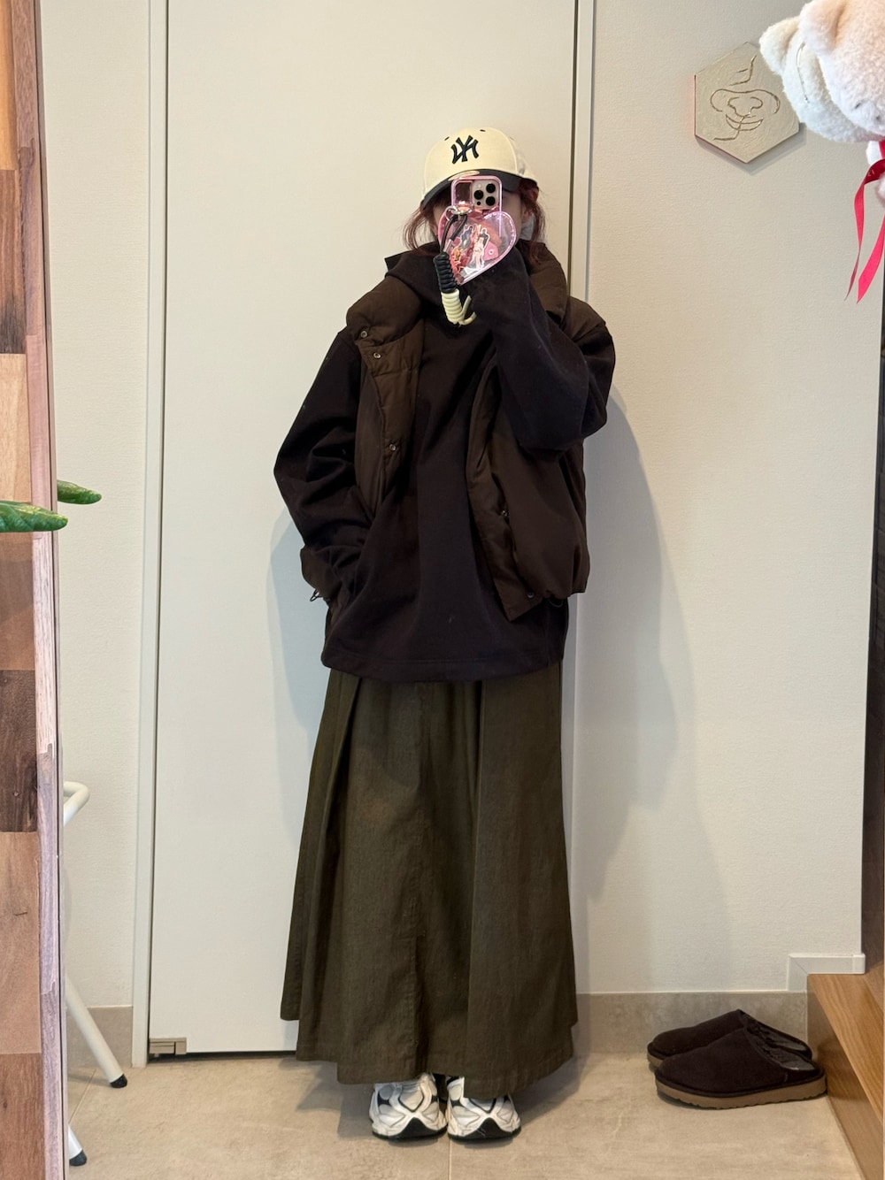 「今日のコーデ、茶色とカーキ、UNIQLO、UNIQLO U、ふくうコーデ、fukuu、高橋愛、154cm、カーキデニム、ロングスカート、ニューバランス、New Balance、NEW ERA」｜「UNIQLOのアイテム（パーカー、ブラウン系）」を使った、高橋愛さん（レディース・154cm）の春コーディネートの1枚目の写真
