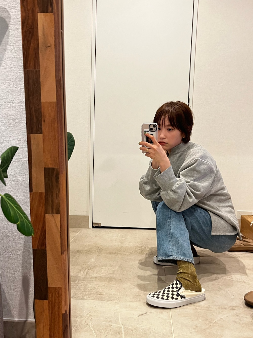 「ラブアンドピース2021、だから秋服が好き、スウェット、高橋愛ちゃんコラボ、高橋愛、カジュアルコーデ、デニム、154cm、haco!、スリッポン、VANS、ラクチンコーデ」｜「haco!の【高橋愛さんコラボ】前後で印象を変えて楽しめる 配色デザインのスウェットトップス by LOVE&PEACE PROJECT（スウェット、グレー系）」を使った、高橋愛さん（レディース・154cm）の秋コーディネートの1枚目の写真