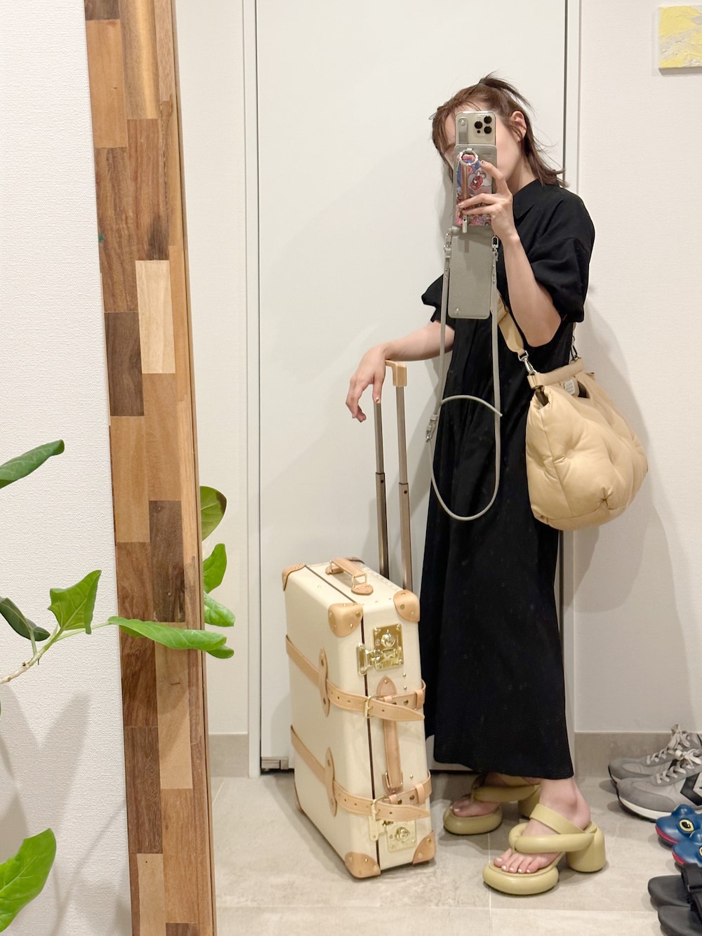 「オトナカジュアル、夏ファッション、GLOBE-TROTTER、トロッター、ラブアンドピース2023、Maison Margiela、高橋愛、154cm、JILSANDER」｜「haco!の【スザンヌさんコラボ】着心地も気分も向上！のびのび過ごせる　やわらか素材の包み込みONE-PIECE by LOVE&PEACE PROJECT（ワンピース、ブラック系）」を使った、高橋愛さん（レディース・154cm）の夏コーディネートの1枚目の写真