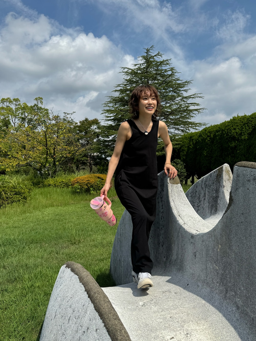 「beautiful people、カップインキャミ、154cm、高橋愛、スタンレー、公園スタイル、楽ちんコーデ、楽チンコーデ、スニーカー、ロングワンピース、ビューティフルピープル」｜「beautiful peopleのGIZA COTTON JERSEY TANK-TOP DRESS（ワンピース、ブラック系）」を使った、高橋愛さん（レディース・154cm）の秋コーディネートの1枚目の写真