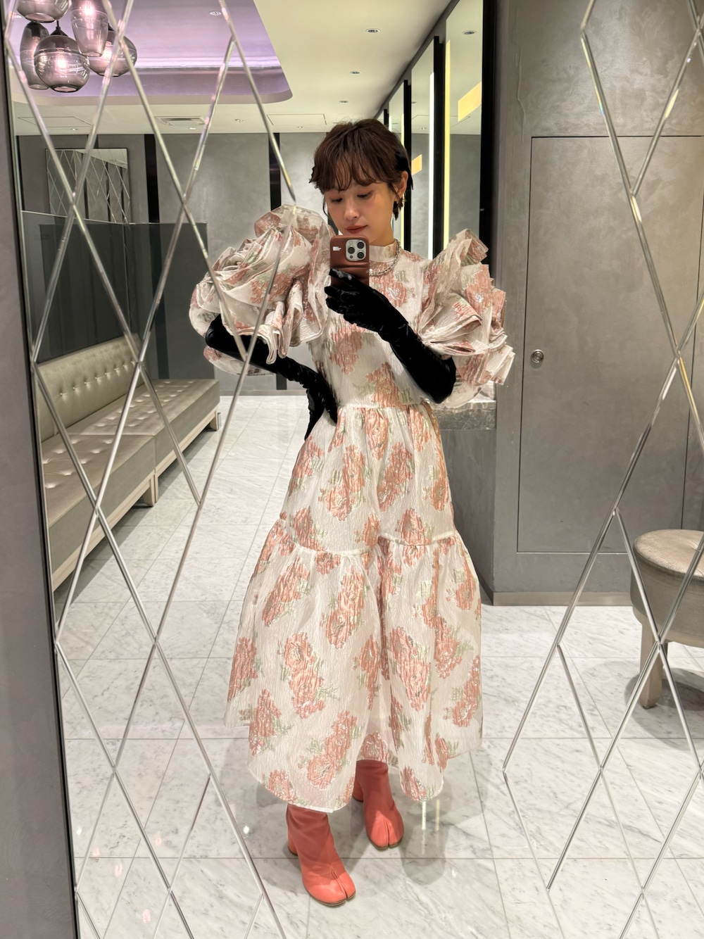 「sisterjane、お出かけコーデ、ISETAN、高橋愛、Maison Margiela、ピンクBBA、大人かわいい、154cm、ロングドレス、ショートヘア、パーマヘア」｜「Sister Janeのアイテム（ワンピース/ドレス、ホワイト系）」を使った、高橋愛さん（レディース・154cm）の冬コーディネートの1枚目の写真