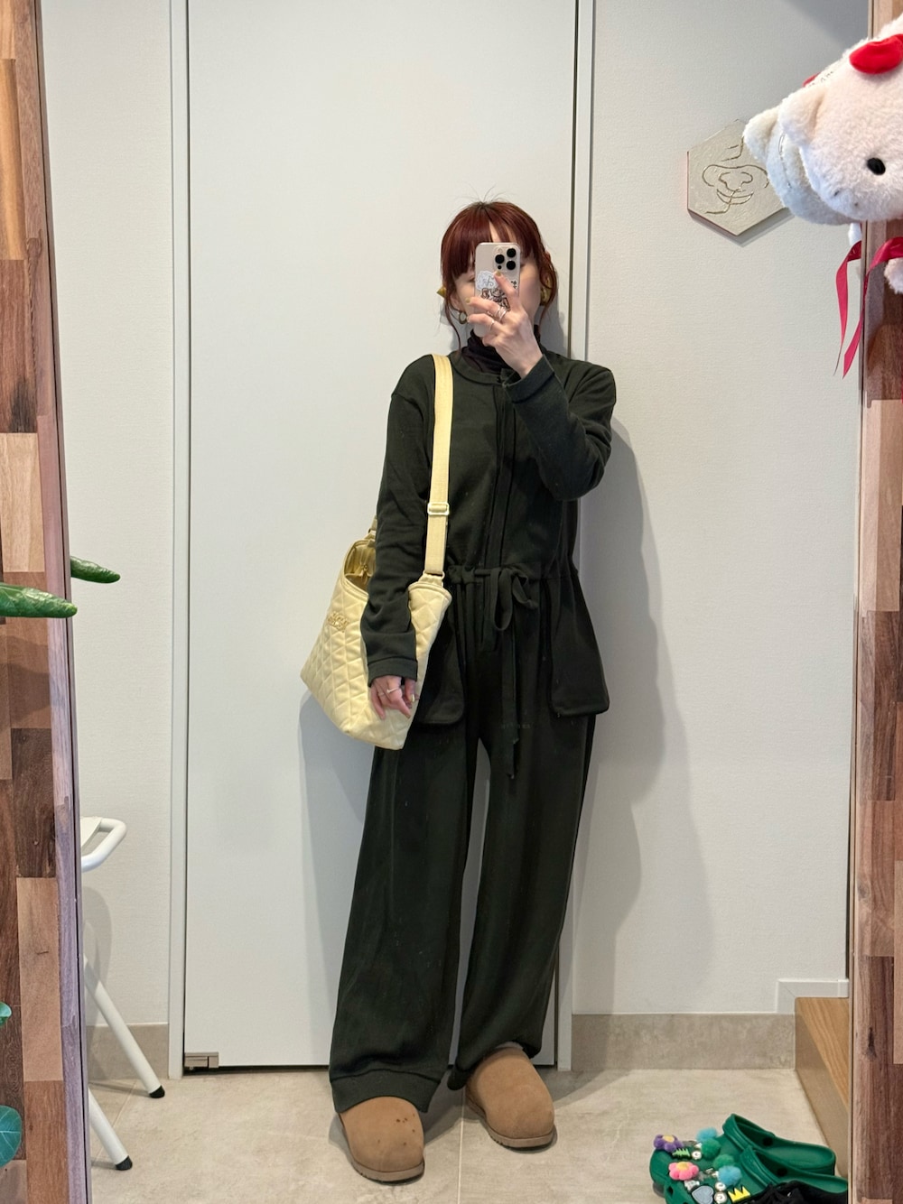 「TAN、オールインワン、タン、154cm、UGG、スリッポン、NaRaYa、Thailand」｜「NaRaYaのアイテム（バッグ、イエロー系）」を使った、高橋愛さん（レディース・154cm）の春コーディネートの1枚目の写真