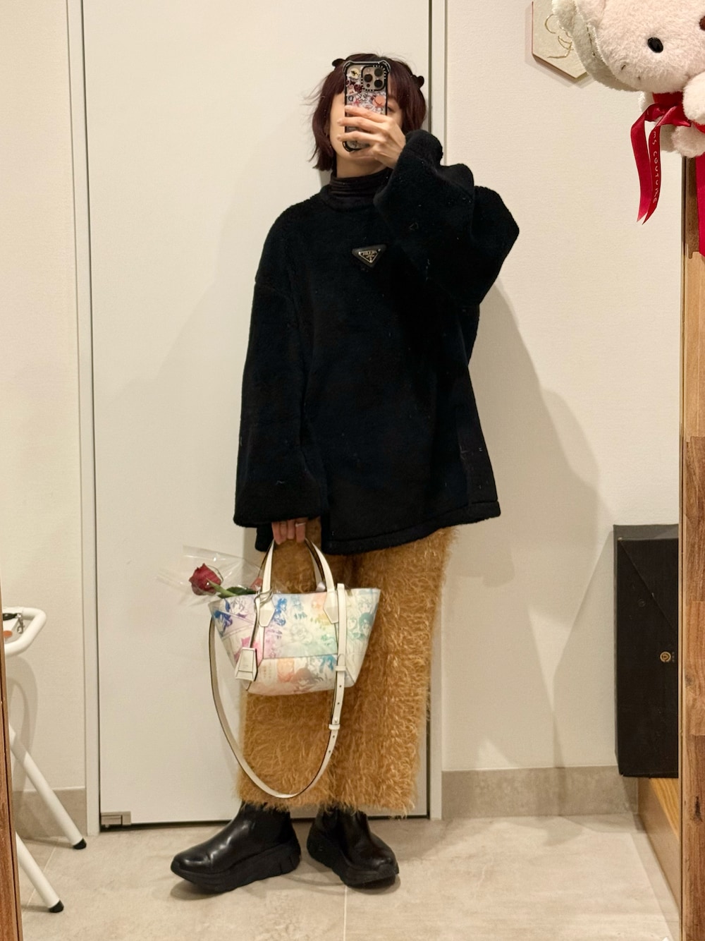 「冬コーデ、モコモコ、Lautashi、ラウタシー、高橋愛、154cm、beautiful people、MBT、ジミーチュウ、Jimmy Choo」｜「JIMMY CHOOのアイテム（バッグ、ホワイト系）」を使った、高橋愛さん（レディース・154cm）の冬コーディネートの1枚目の写真
