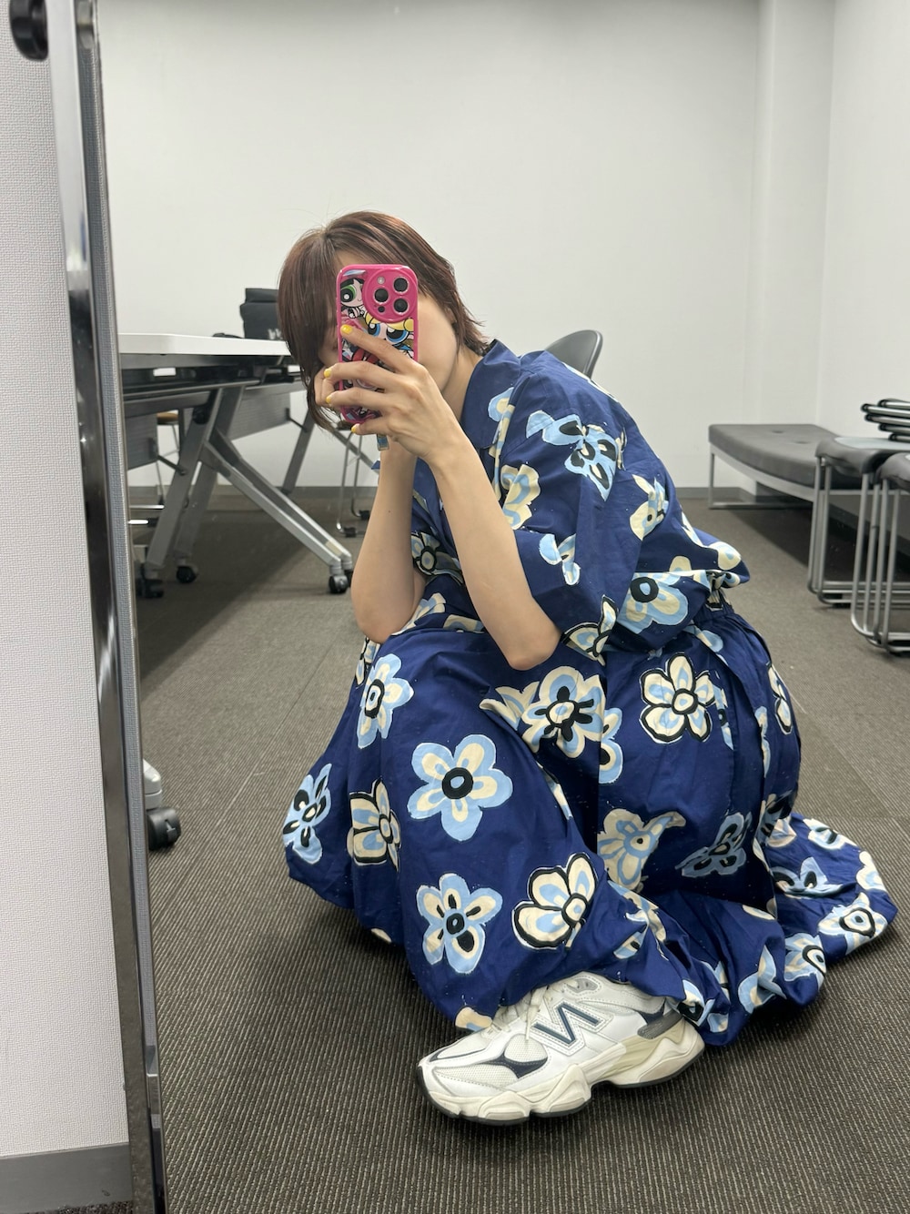 「セットアップ、ﾜﾝﾋﾟｰｽ風、高橋愛、マリメッコ、marimekko、バルーンスカート、スニーカー、フェスコーデ、ヨコハマフェス、ハマフェス、ヨコハマ」｜「UNIQLOのアイテム（シャツ/ブラウス、ブルー系）」を使った、高橋愛さん（レディース・154cm）の春コーディネートの1枚目の写真