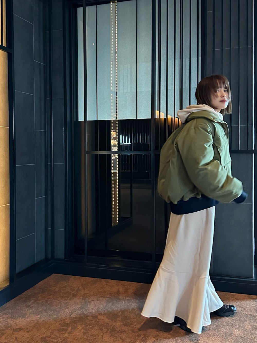 「秋冬コーデ、カジュアル、オトナカジュアル、シンプルスタイル、大人かわいい、冬コーデ、khaki、カーキ、MA-1、高橋愛、fukuu、ふくうコーデ」｜「fukuuのリサイクルポリエステル メンズライクボリュームアウター（ミリタリージャケット、グリーン系）」を使った、高橋愛さん（レディース・154cm）の秋コーディネートの1枚目の写真