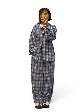 「HOLIDAY(ホリデイ)のCHECK DRAWSTRINGS SUPER WIDE PANTS チェックドローストリングススーパーワイドパンツ(スラックス)」を使った、高橋愛さん(レディース・154cm)の秋コーディネート
