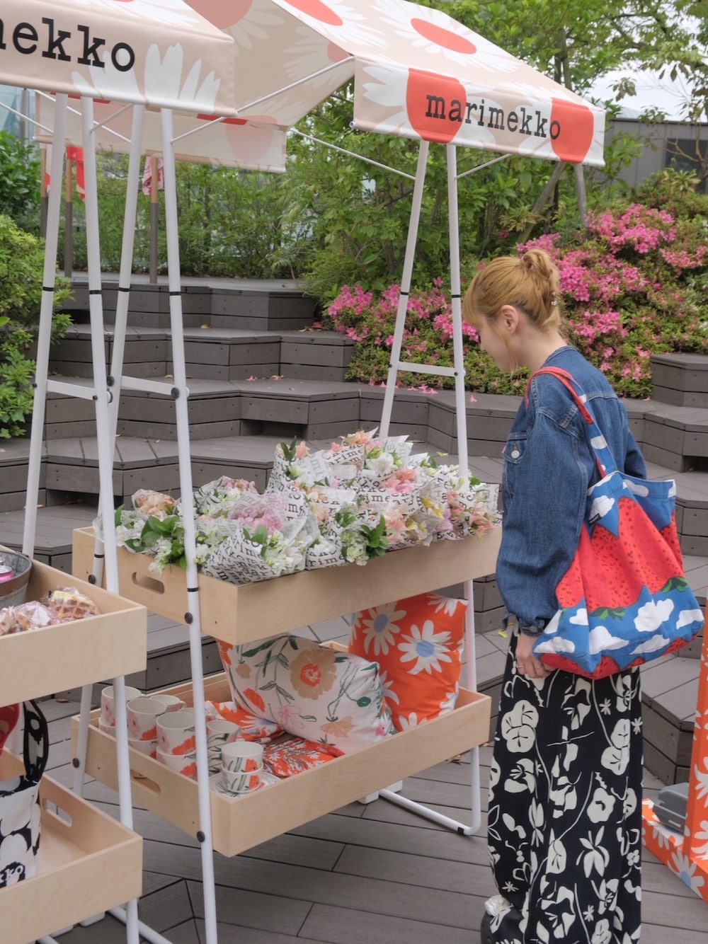 「マリメッコ、marimekko、高橋愛、154cm、金髪、デニムジャケット、Levi's」｜「marimekkoのSh Eranto Nokturno / satin pants（その他パンツ、ブラック系）」を使った、高橋愛さん（レディース・154cm）の春コーディネートの1枚目の写真
