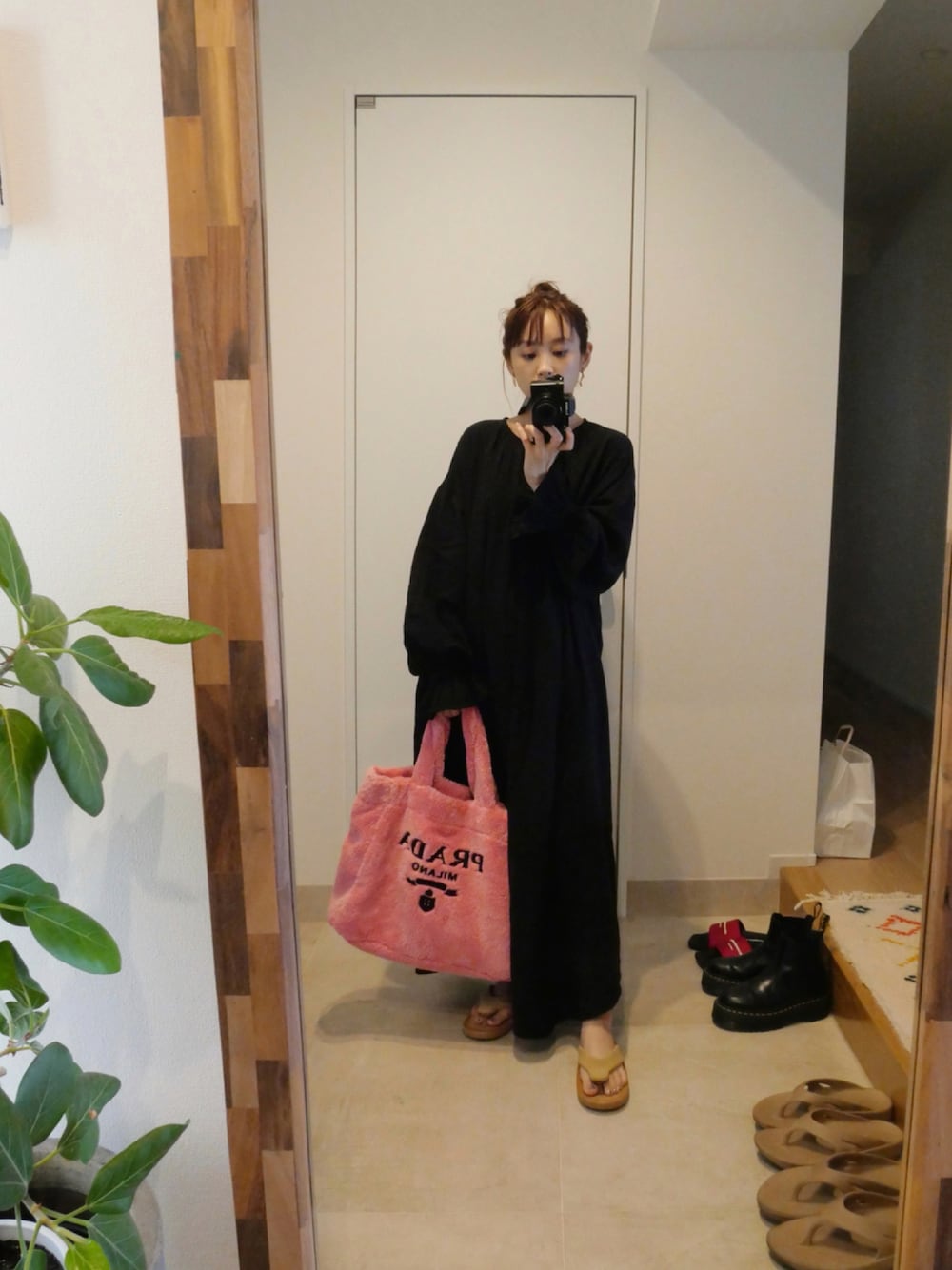 「きれいめカジュアル、秋のコーデ、大人ガーリー、PRADA、プラダ、JOJO、高橋愛、154cm、fukuu、ふくうコーデ」｜「PRADAのアイテム（バッグ、ピンク系）」を使った、高橋愛さん（レディース・154cm）の夏コーディネートの1枚目の写真