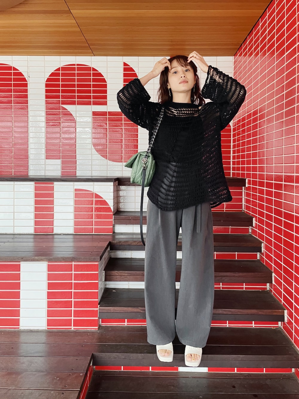 「秋のコーデ、グリーン、秋服準備はじめました、秋トレンド2021、Maison Margiela、あみあみニット、高橋愛、154cm」｜「Maison Margielaのアイテム（ニット/セーター、ブラック系）」を使った、高橋愛さん（レディース・154cm）の秋コーディネートの1枚目の写真