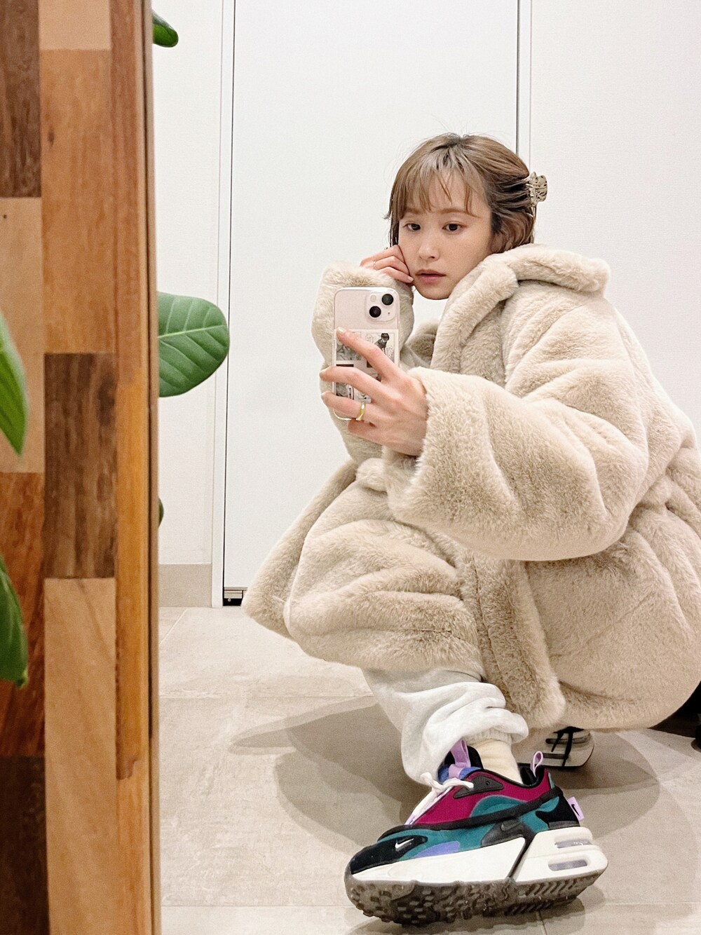 「オトナカジュアル、シンプルコーデ、カジュアルコーデ、ベージュ、セットアップ、ローラ、studior330、高橋愛、ファーコート、ロングコート、スウェット、スウェットパンツ」｜「studior330のアイテム（ジャケット/アウター、ベージュ系）」を使った、高橋愛さん（レディース・154cm）の冬コーディネートの1枚目の写真