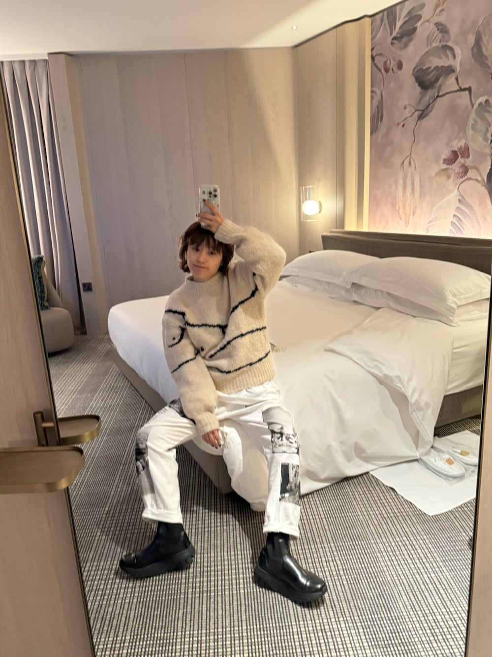 「ニット、ロンドンコーデ、LONDON、旅コーデ、ラボ旅、高橋愛、154cm、holiday、セットアップ、palomawool、パロマウール」｜「Paloma Woolの【PALOMA WOOL/パロマ ウール】PALMIRA クルーネックニット（ニット/セーター、ホワイト系）」を使った、高橋愛さん（レディース・154cm）の秋コーディネートの1枚目の写真