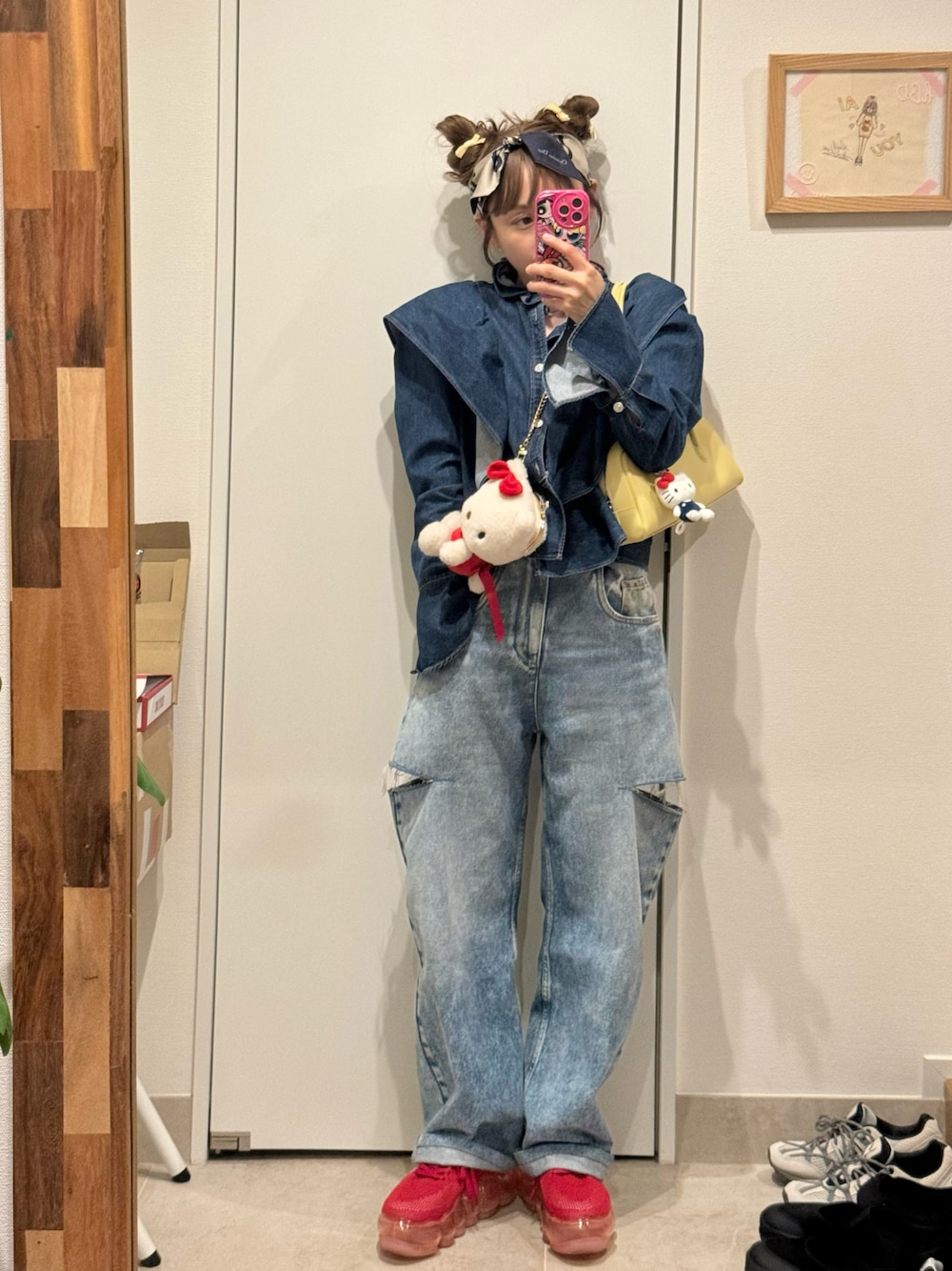「ツインお団子、お団子ヘアー、高橋愛、ご機嫌コーデ、ゴキゲンズ、denim、デニムオンデニム、christian dior、Dior、ツイリー、スカーフ、Maison Margiela、マルジェラ、MIKIOSAKABE、PINK HOUSE」｜「HOLIDAYのRUFFLE DENIM SHIRT (DARK INDIGO) ラッフルデニムシャツ (ダークインディゴ)（シャツ/ブラウス、ブルー系）」を使った、高橋愛さん（レディース・154cm）の春コーディネートの1枚目の写真