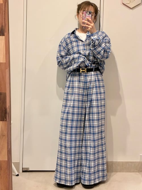 「HOLIDAY（ホリデイ）のCHECK DRAWSTRINGS SUPER WIDE PANTS チェックドローストリングススーパーワイドパンツ（スラックス）」を使った、高橋愛さん（レディース・154cm）の春コーディネート