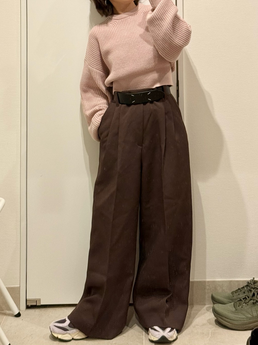 「ショート丈ニット、ショート丈、ショート丈トップス、PoFF、POFF、ポーフ、ポフ、勝田里奈、りなぷ、154cm、高橋愛、M to R、ピンクBBA」｜「M TO Rの［PANTS］【SUSTAINABLE】DOUBLETUCK WIDE PANTS（その他パンツ、ブラウン系）」を使った、高橋愛さん（レディース・154cm）の秋コーディネートの1枚目の写真