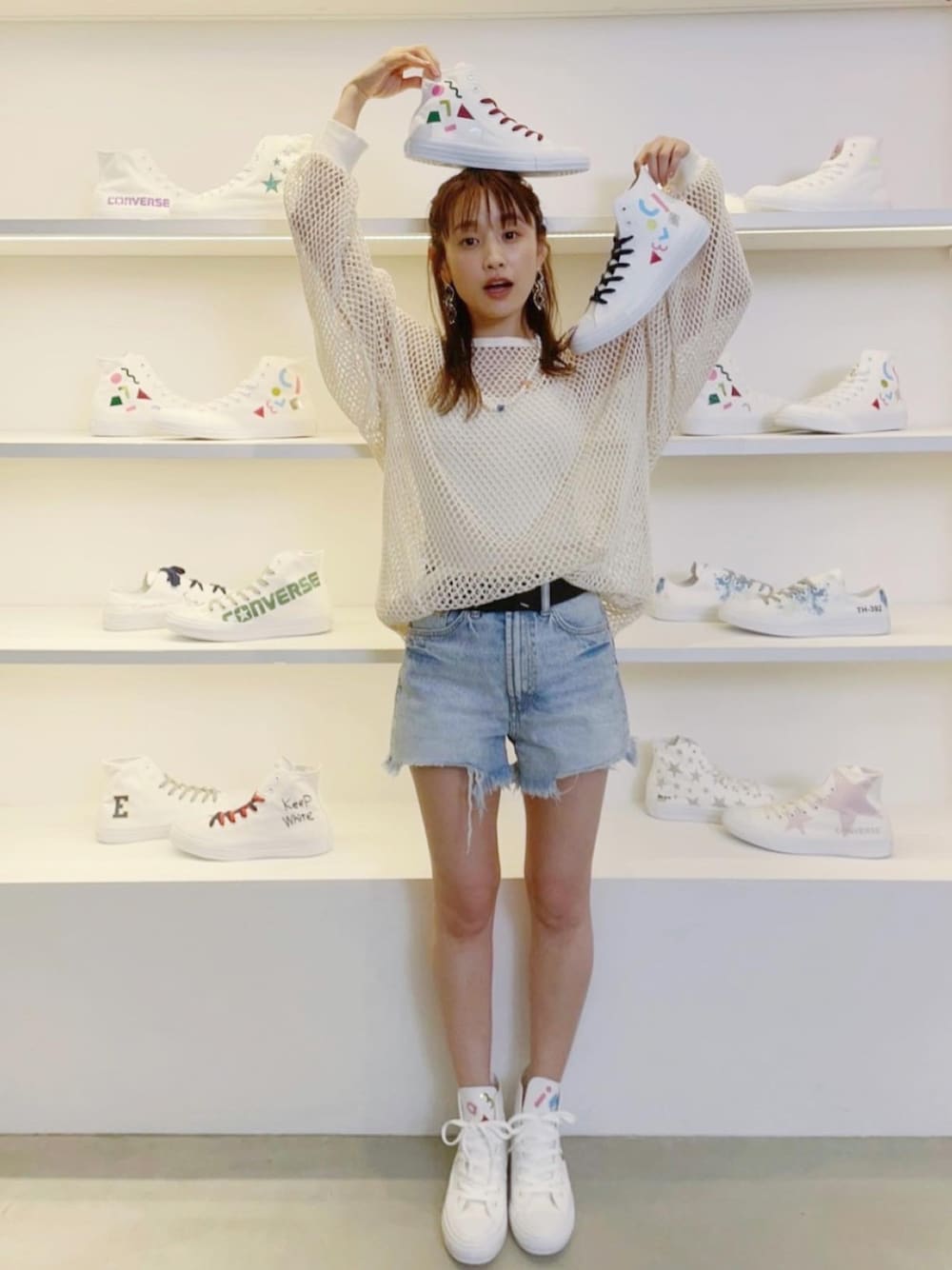 「私のステッカーカスタマイズコーデ、高橋愛、コンバース、秋コーデ、FUMIE=TANAKA、メッシュ、ハイカットスニーカー、converse、ステッカー、デニム、ショートパンツ、ZARA、Maison Margiela、ベルト、154cm」｜「ZARAのアイテム（デニムパンツ、ブルー系）」を使った、高橋愛さん（レディース・154cm）の夏コーディネートの1枚目の写真