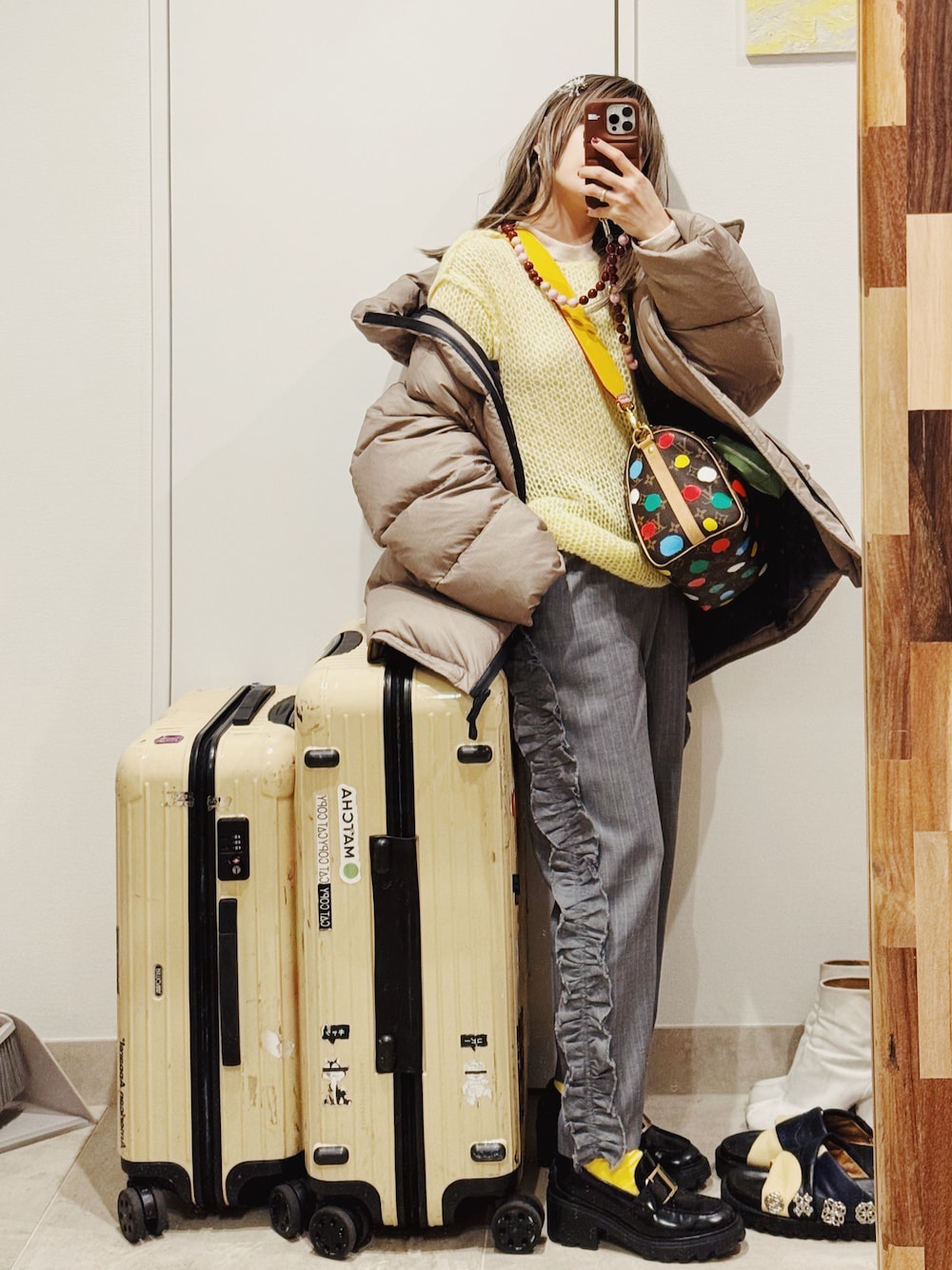 「冬ファッション、大人カジュアル、冬、ウィッグ、高橋愛、154cm、rhodolirion、ストライプパンツ、ローファー、きいろといえばわたし、BEAMS BOY」｜「BEAMS BOYのアイテム（ニット/セーター、イエロー系）」を使った、高橋愛さん（レディース・154cm）の冬コーディネートの1枚目の写真