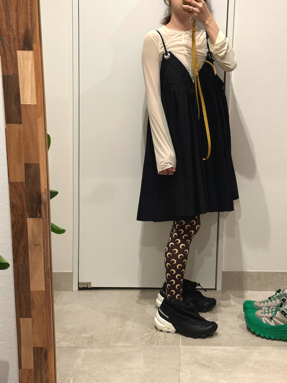 「ワンピースコーデ、大人かわいい、marine serre、マリーンセル、高橋愛、154cm、beautiful people、ユニクロマメクロゴウチ、uniqlomame、UNIQLO mame kurogouchi、シースルー、mm6 Maison Margiela」｜「MM6 Maison MargielaのSNEAKERS（スニーカー、ブラック系）」を使った、高橋愛さん（レディース・154cm）の春コーディネートの1枚目の写真
