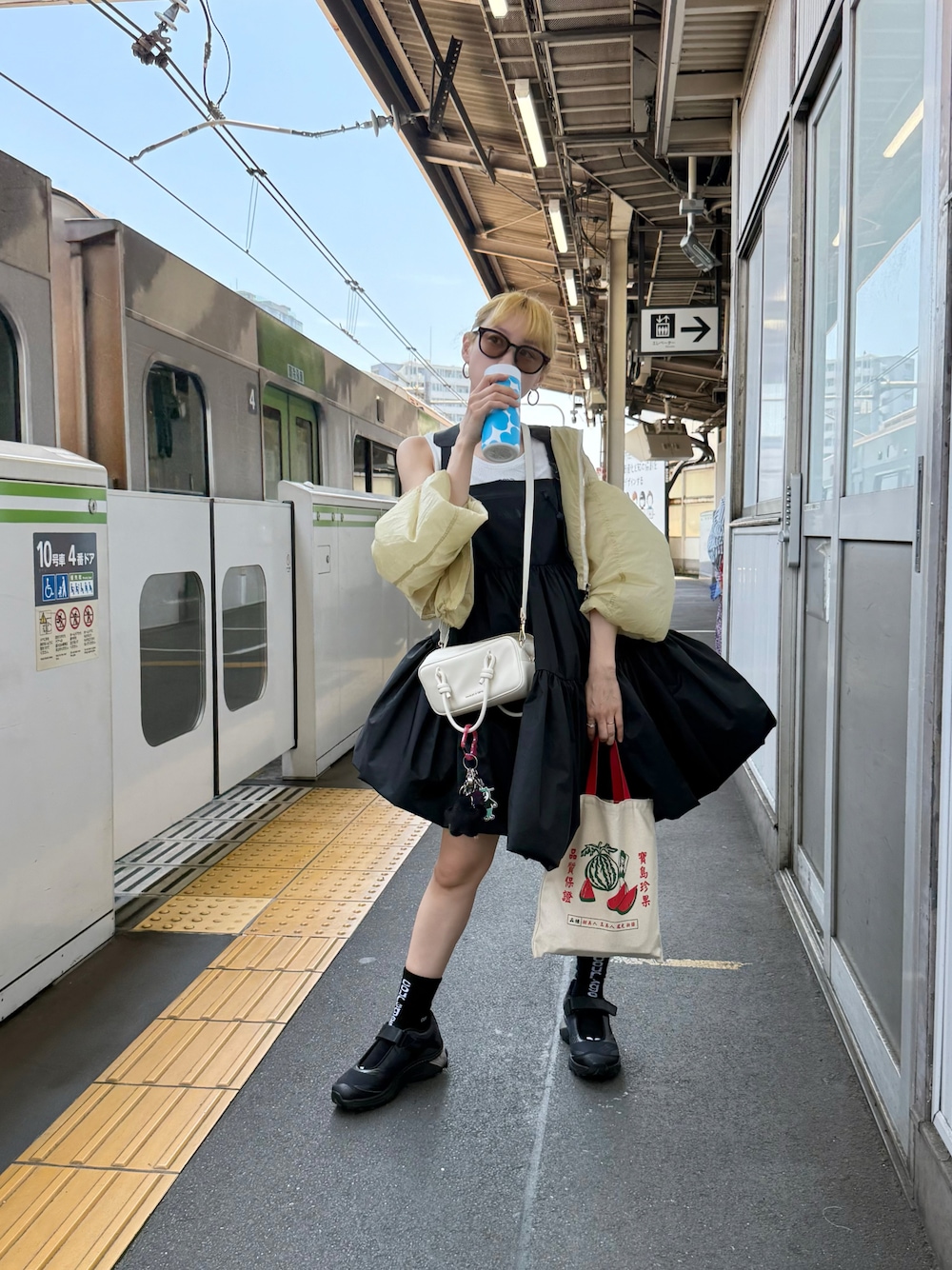 「セシリーバンセン、ceciliebahnsen、ミニワンピ、THE NORTH FACE、MM6、ソックス、クレージュ」｜「CECILIE BAHNSENのアイテム（ワンピース/ドレス、ブラック系）」を使った、高橋愛さん（レディース・154cm）の夏コーディネートの1枚目の写真