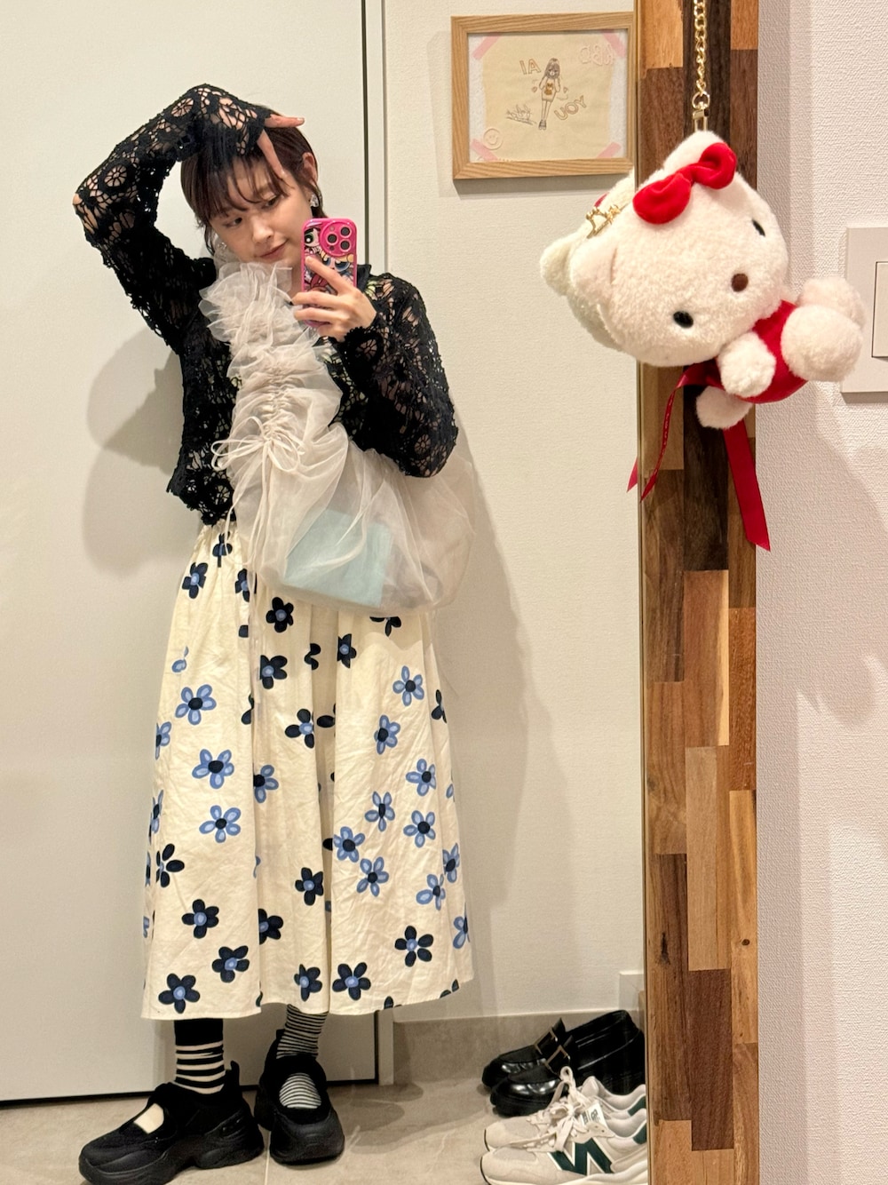 「UNIQLO、マリメッコ、marimekko、高橋愛、154cm、ラベルエチュード、J1U、la belle etude」｜「J1U by LA BELLE ETUDEのギャザーフリルチュールドロストバッグ（ショルダーバッグ、ホワイト系）」を使った、高橋愛さん（レディース・154cm）の春コーディネートの1枚目の写真