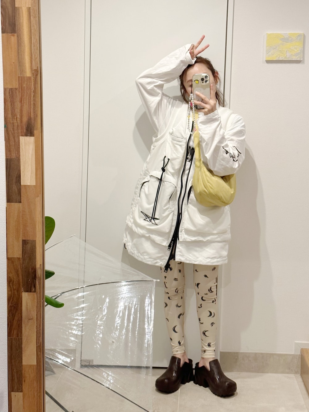 「ラフコーデ、ベスト、Onitsuka Tiger、ノースリーブジャケット、白、雨の日コーデ、ベージュ、emmi、UNIQLO、バナナバック、holiday」｜「emmiのアイテム（パンツ、ベージュ系）」を使った、高橋愛さん（レディース・154cm）の夏コーディネートの1枚目の写真