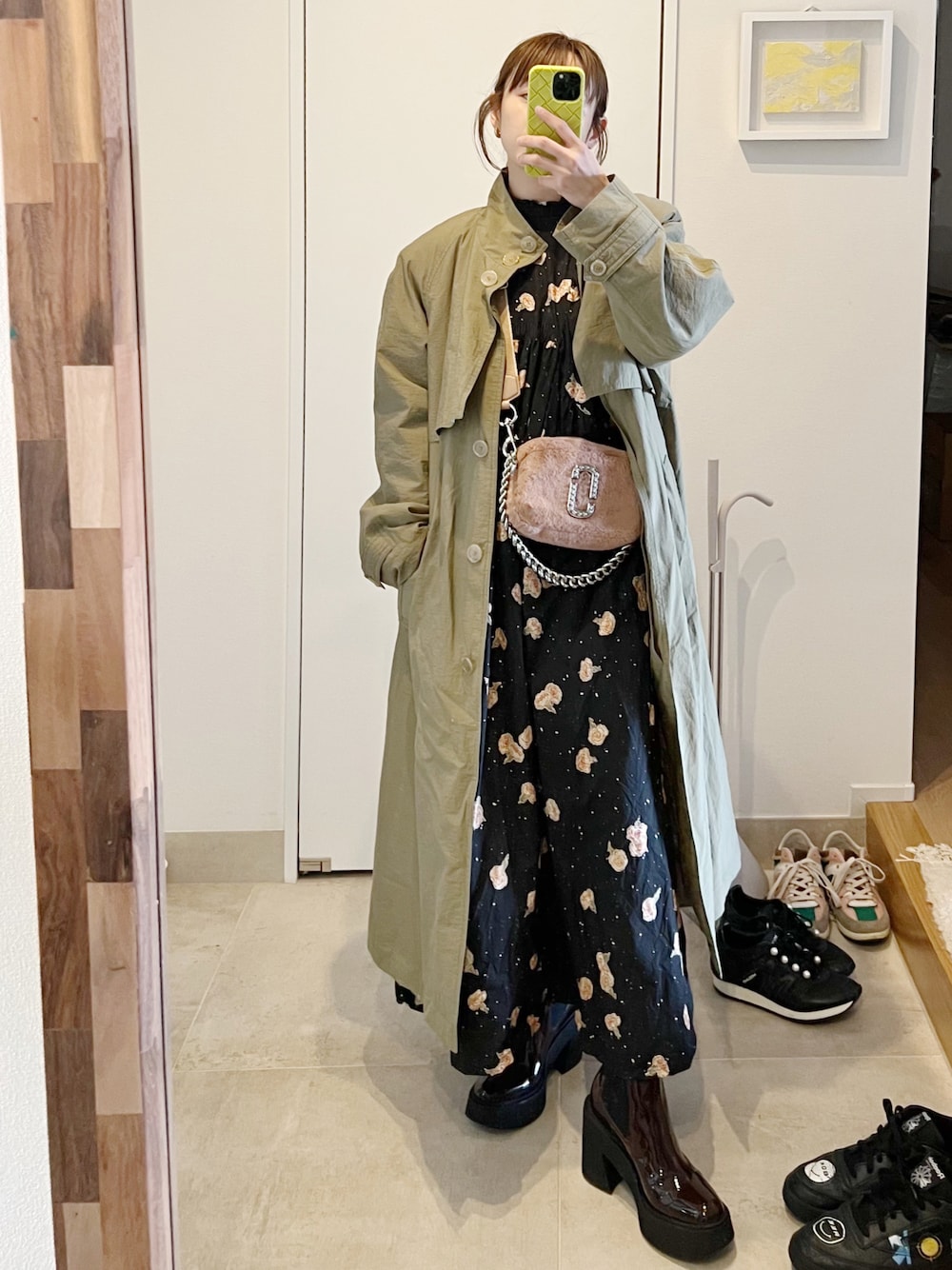 「春コーデ、シンプル、春夏コーデ、高橋愛、154cm、PINK HOUSE、ピンクハウス、MARC JACOBS、ピンク、チャールズ＆キース、CHARLES＆KEITH」｜「AMOMENTOのAMOMENTO　HIGH NECK TRENCH COAT（トレンチコート、グリーン系）」を使った、高橋愛さん（レディース・154cm）の春コーディネートの1枚目の写真