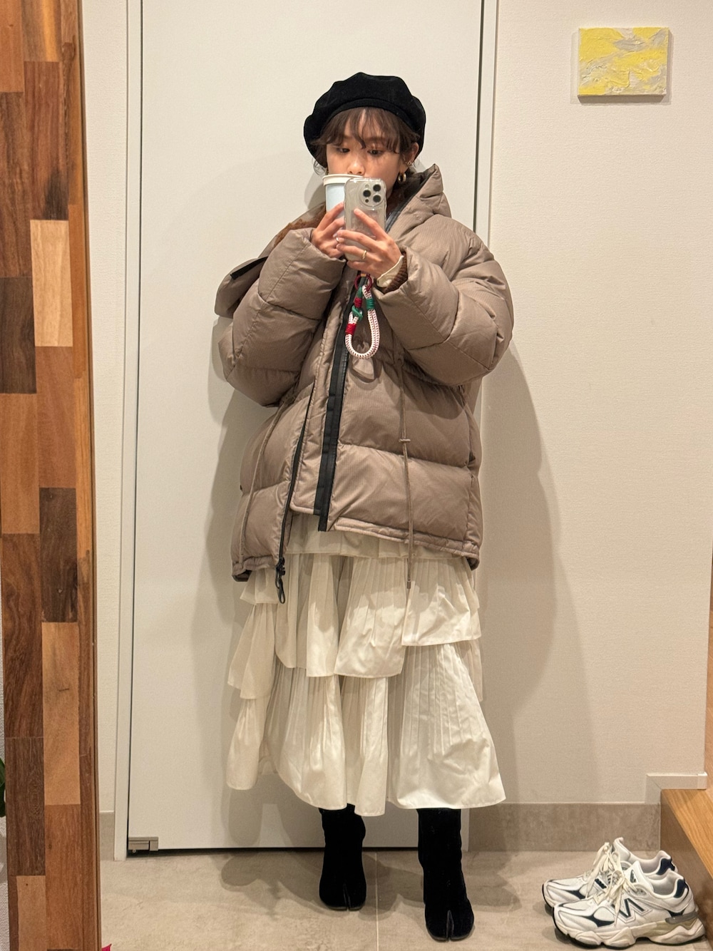 「ゆったりコーデ、冬アウター、エレンディーク、段々フリル、高橋愛、ベレー帽、猿田彦珈琲、Maison Margiela、足袋ブーツ、マルジェラ、マルジェラ足袋、béret、KIJIMA TAKAYUKI、AcneStudios」｜「ELENDEEKのプリーツティアードスカート（スカート、ホワイト系）」を使った、高橋愛さん（レディース・154cm）の冬コーディネートの1枚目の写真