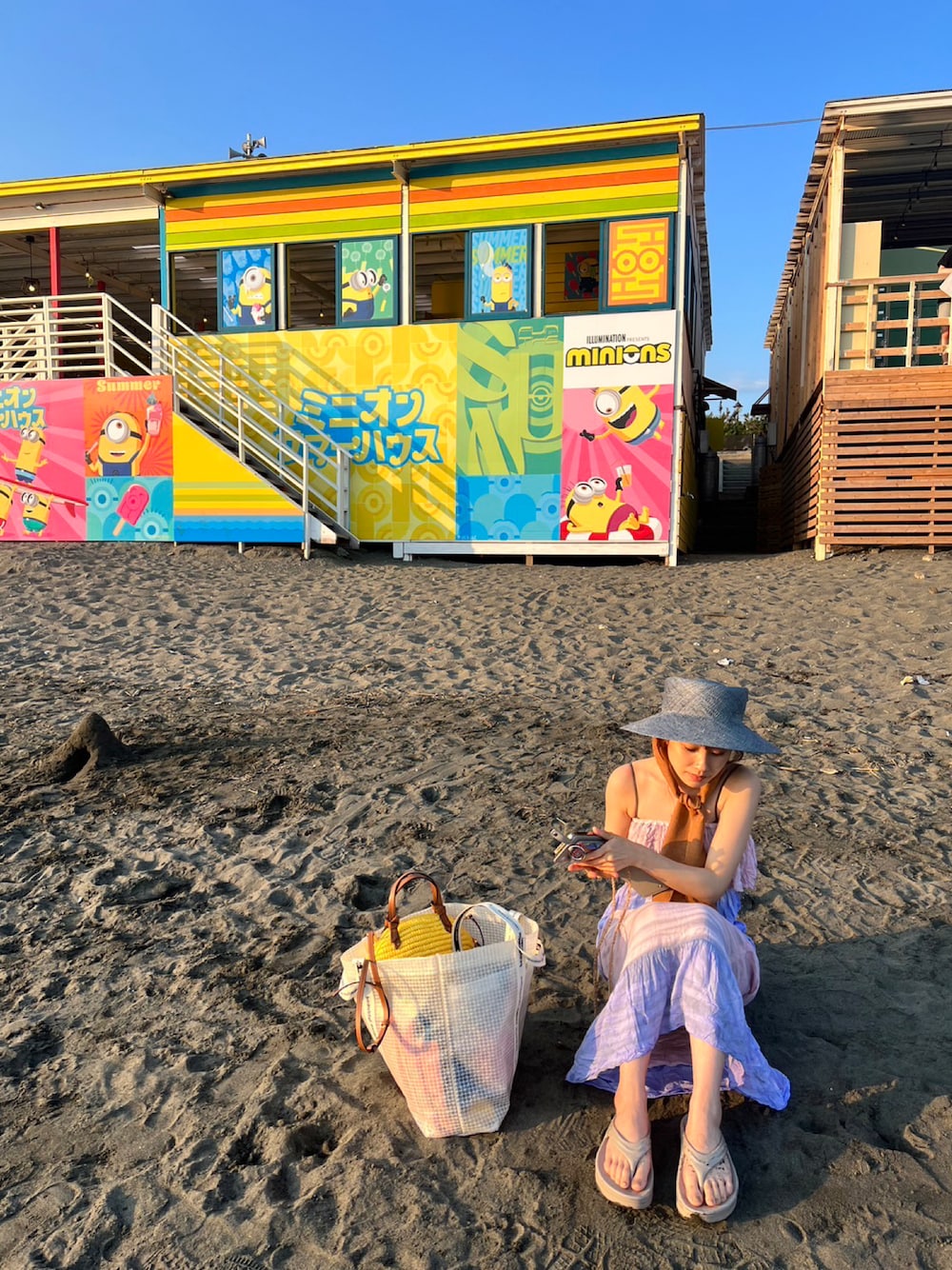 「夏コーデ、oofos、厚底サンダル、ビーチコーデ、ミニオン、minions、海の家、むぎわら帽子、La Maison de lyllis、hawaii、beautiful people、高橋愛」｜「Hawaiiのアイテム（ワンピース/ドレス、パープル系）」を使った、高橋愛さん（レディース・154cm）の夏コーディネートの1枚目の写真