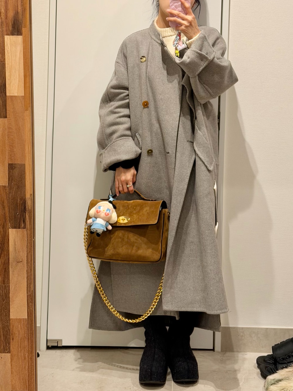 ブラウン系のバッグ、グレー系のジャケット/アウター、グレー系のブーツを着用したレディースの冬コーディネートの1枚目の写真