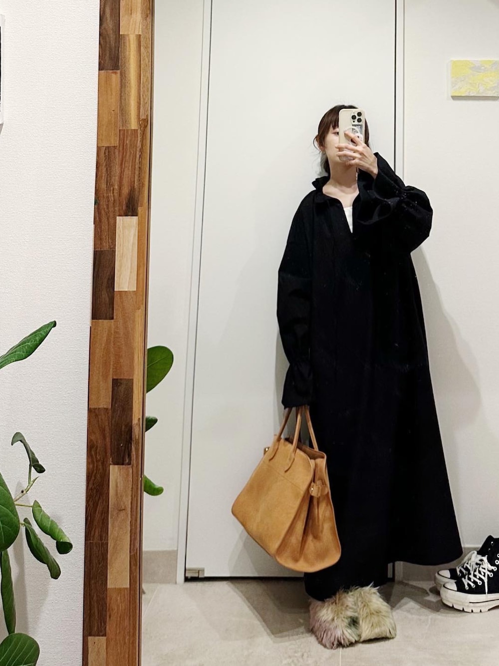 「秋冬コーデ、大人かわいい、楽チンコーデ、オトナ女子、高橋愛、154cm、MM6、mm6 Maison Margiela、The Row、fukuu、ふくうコーデ」｜「fukuuのリサイクルポリエステル100% 2way 大人ワンピース（ワンピース、ブラック系）」を使った、高橋愛さん（レディース・154cm）の秋コーディネートの1枚目の写真