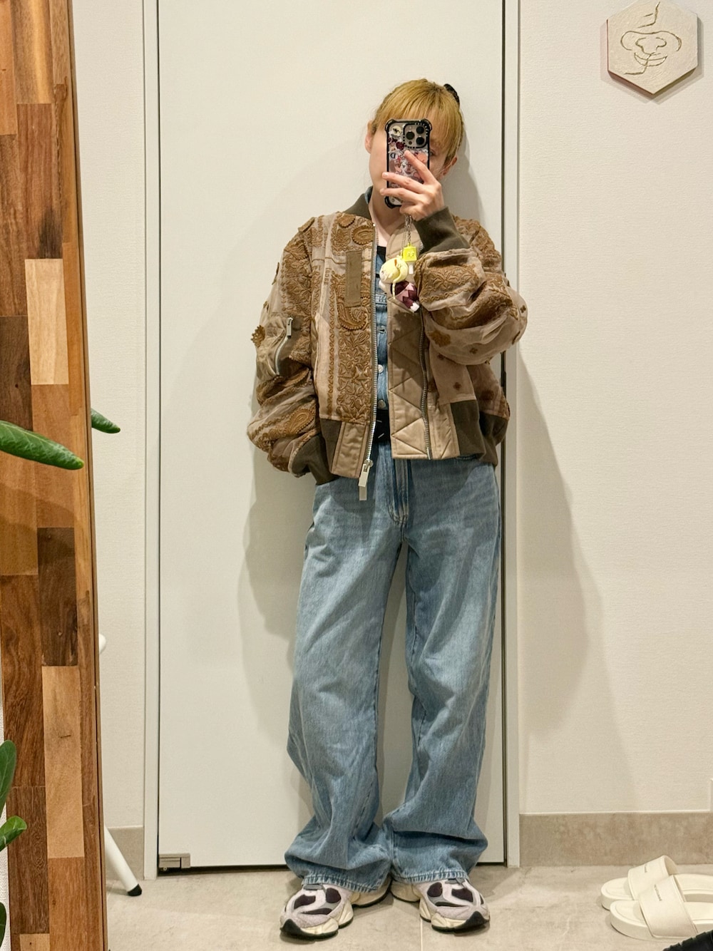 「軽アウター、薄手、MA-1、レース、シースルー、sacai、リーバイス、Levi's、オールインワン」｜「Levi'sのLevi's/リーバイス バギー ジャンプスーツ（つなぎ/オールインワン、ブルー系）」を使った、高橋愛さん（レディース・154cm）の春コーディネートの1枚目の写真