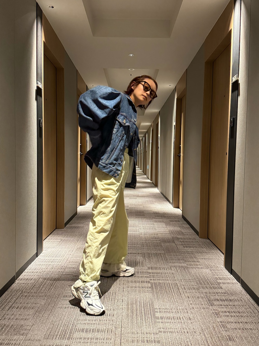 「ジェントルモンスター、ジェンモン、GENTLE MONSTER、サングラス、サングラススタイル、KBF、kbf_ai、高橋愛、ミントグリーン、レイヤードパンツ、スニーカー、スニーカーコーデ、デニムジャケット、holiday、オトナカジュアル」｜「KBFの『高橋愛×KBF』ドロストレイヤードパンツ（その他パンツ、グリーン系）」を使った、高橋愛さん（レディース・154cm）の夏コーディネートの1枚目の写真