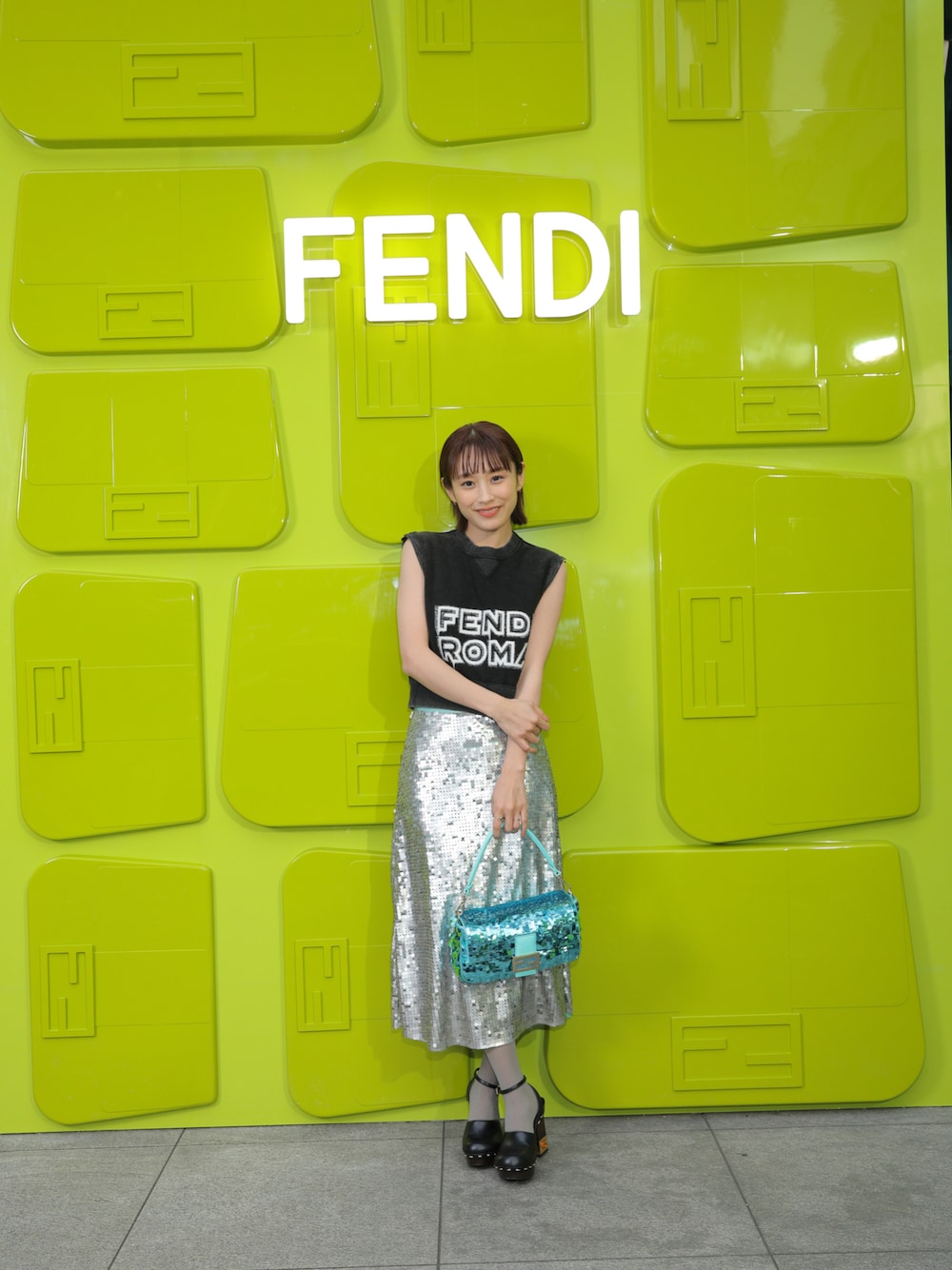 「WEARハロウィン2022、FENDI、フェンディ、fendi baguette、フェンディバケット、高橋愛、154cm、キラキラ、スパンコール」｜「FENDIのアイテム（トップス、ブラック系）」を使った、高橋愛さん（レディース・154cm）の秋コーディネートの1枚目の写真