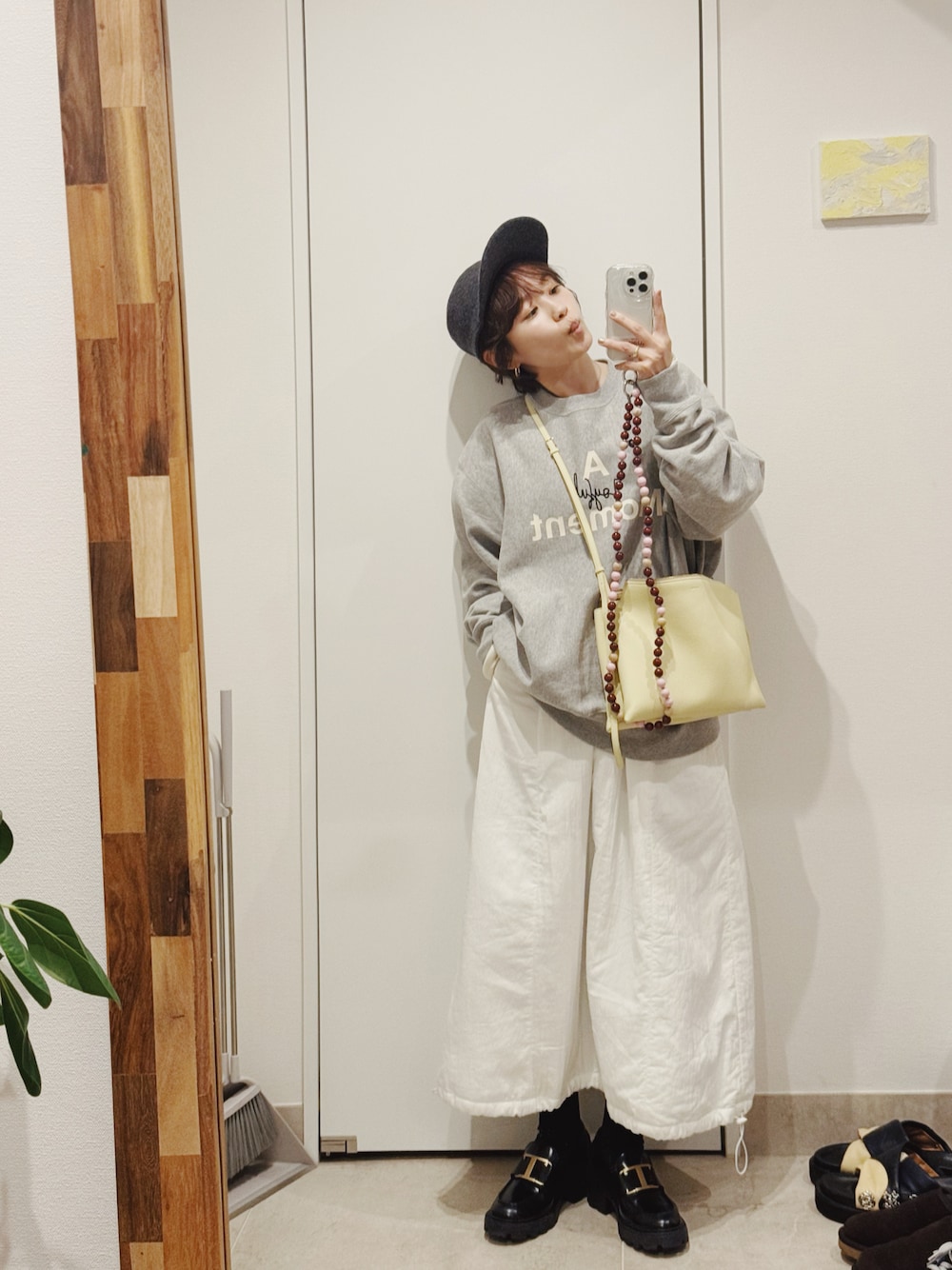 「ファッションを楽しもう、オトナカジュアル、ショートヘア、帽子、キャップ、UNIQLO、UNIQLO C、ユニクロシー、高橋愛、スウェット、ラグシー愛、AMERICAN RAG CIE、アメリカンラグシー、AMOMENTO」｜「AMERICAN RAG CIEの【高橋愛さんコラボ】ルーズフィットロゴプリントスウェット（スウェット、グレー系）」を使った、高橋愛さん（レディース・154cm）の秋コーディネートの1枚目の写真