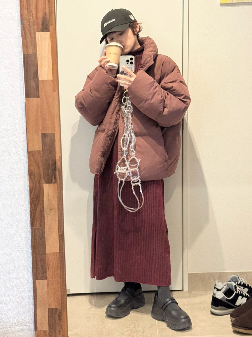 「ふくうコーデ、fukuu、高橋愛、UNIQLO、UNIQLO U、ダウンジャケット、CAP、キャップスタイル、メンズライク」｜「NEW ERAのアイテム（キャップ、ブラック系）」を使った、高橋愛さん（レディース・154cm）の春コーディネートの1枚目の写真