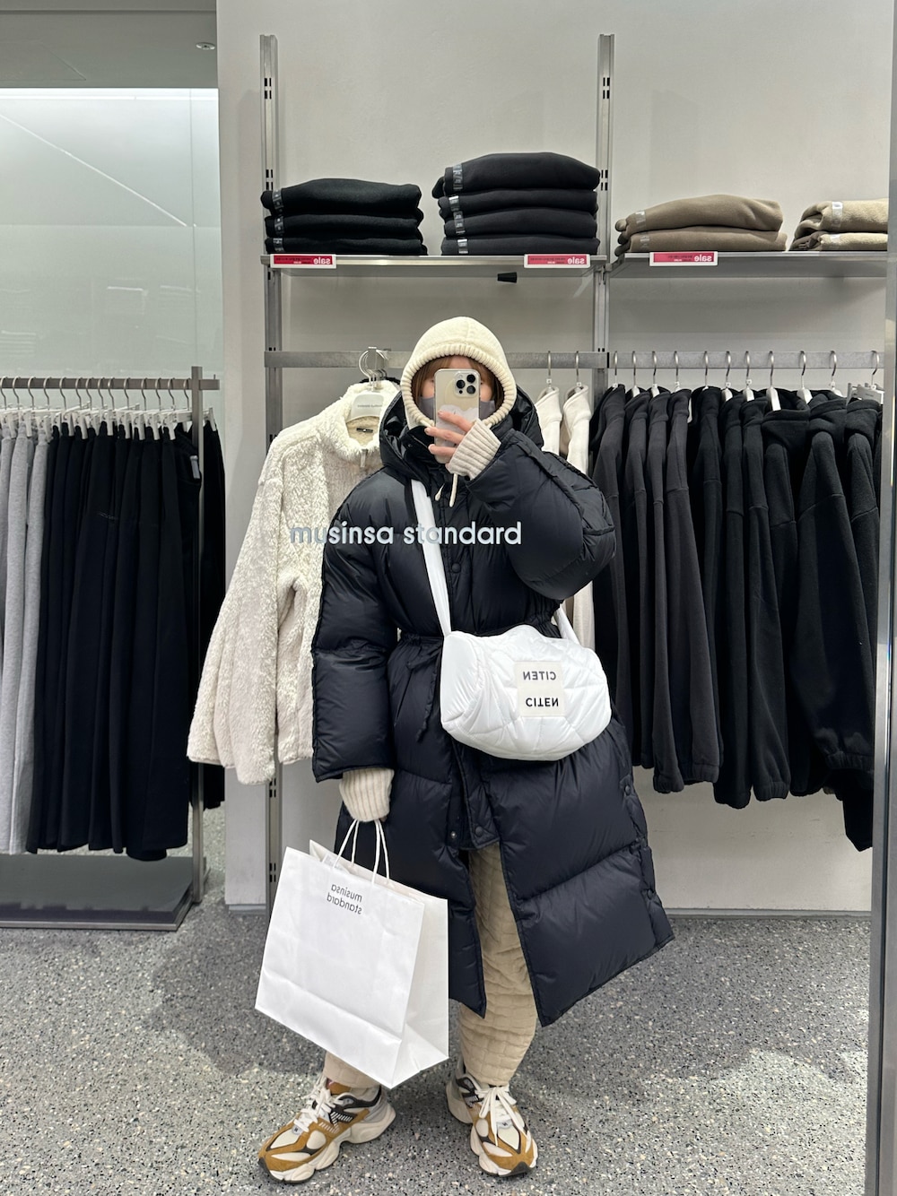 「CITEN、シテン、高橋愛、韓国ファッション、韓国旅行、韓国、氷点下コーデ、マイナス18℃、AcneStudios、完全防備、モコモコアウター、perna」｜「CITENの＜CITEN＞ニットフード バラクラバ（ニットキャップ/ビーニー、ホワイト系）」を使った、高橋愛さん（レディース・154cm）の冬コーディネートの1枚目の写真