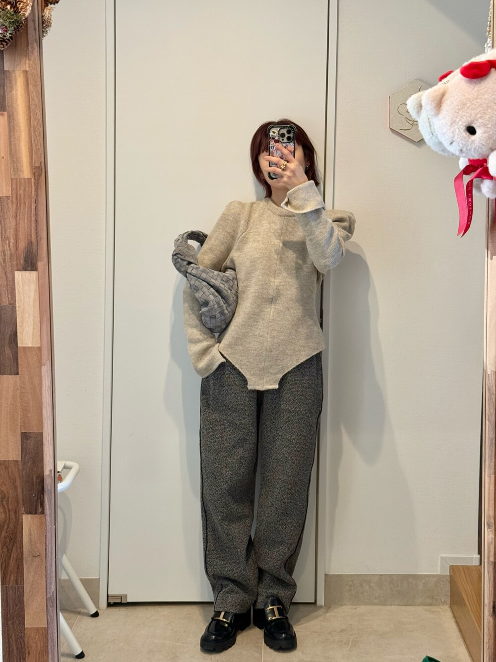 「お気に入りニット、mediam、ミディアム、高橋愛、154cm、maisonspecial、メゾンスペシャル、TODS、ローファー」｜「MEDIUMのアイテム（ニット/セーター、ホワイト系）」を使った、高橋愛さん（レディース・154cm）の冬コーディネートの1枚目の写真