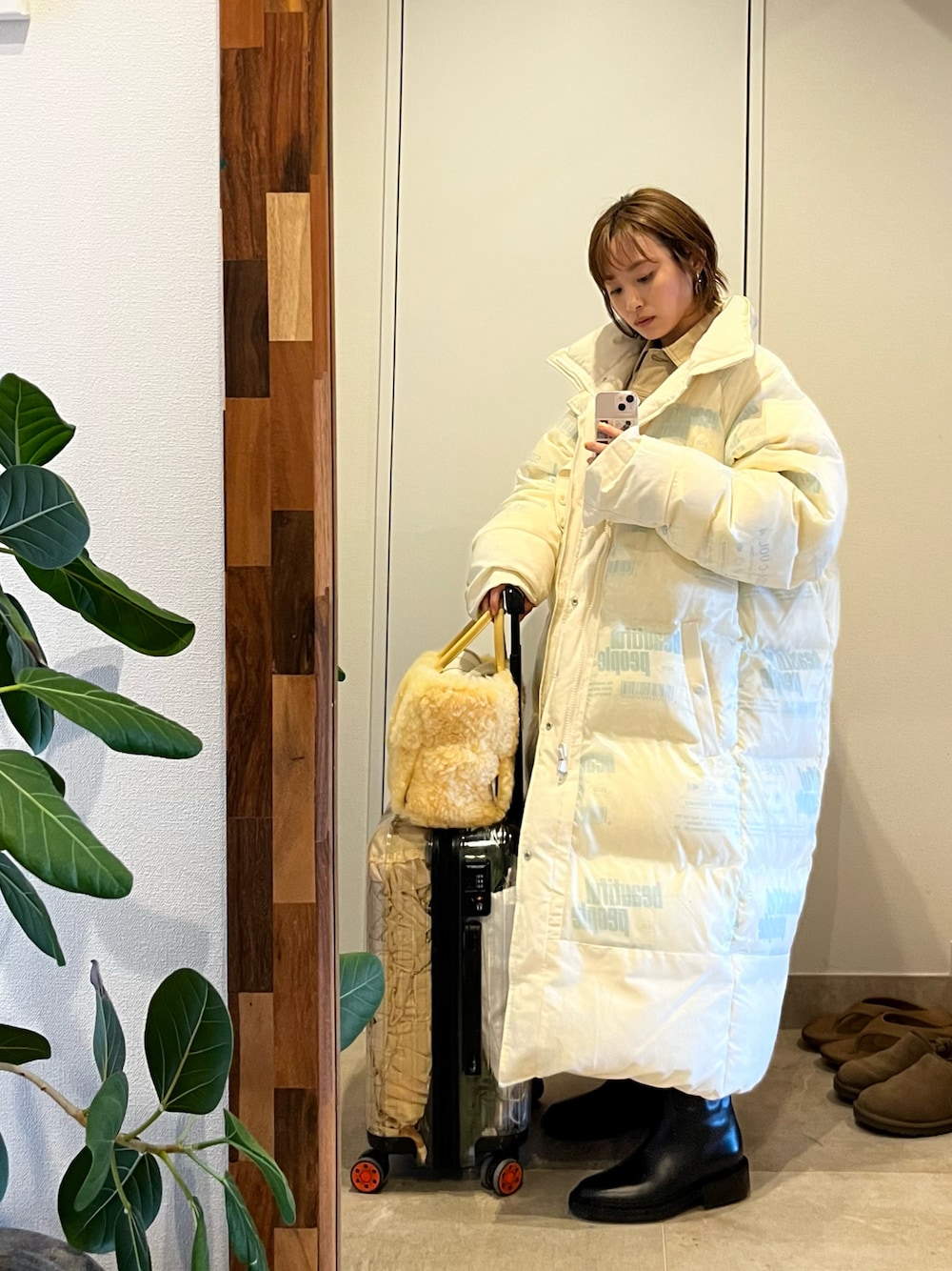 「ダウンジャケット、beautiful people、bp、高橋愛、154cm、ロングダウンコート、リバーシブル、BOTTEGA VENETA、RIMOWA、off white」｜「beautiful peopleのアイテム（ダウンジャケット/コート、ホワイト系）」を使った、高橋愛さん（レディース・154cm）の冬コーディネートの1枚目の写真