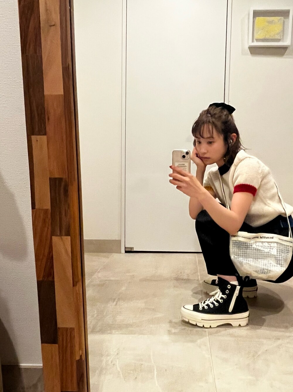 「オトナカジュアル、パンツコーデ、ラクチンコーデ、スニーカー、コンバース、コラボ、beautiful people、コンバースコラボ、ハイカットスニーカー、LOEWE、サマーニット、半袖ニット、ハーフアップ、ショート丈トップス」｜「beautiful peopleのアイテム（ニット/セーター、ホワイト系）」を使った、高橋愛さん（レディース・154cm）の春コーディネートの1枚目の写真