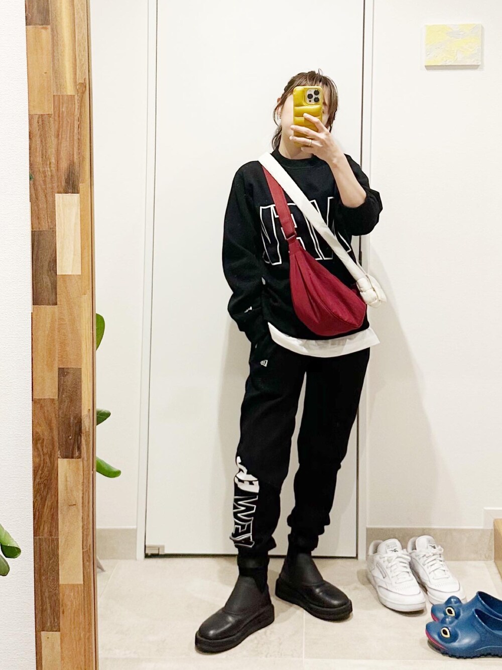 「休日スタイル、シンプルコーデ、セットアップ、NEW ERA、にゅーえら、高橋愛、154cm、UNIQLO、バナナバック、赤、ワンポイント、new bottega、BOTTEGA VENETA」｜「NEW ERAのニューエラ クルーネックトレーナー スウェット パフォーマンスアパレル（スウェット、ブラック系）」を使った、高橋愛さん（レディース・154cm）の春コーディネートの1枚目の写真