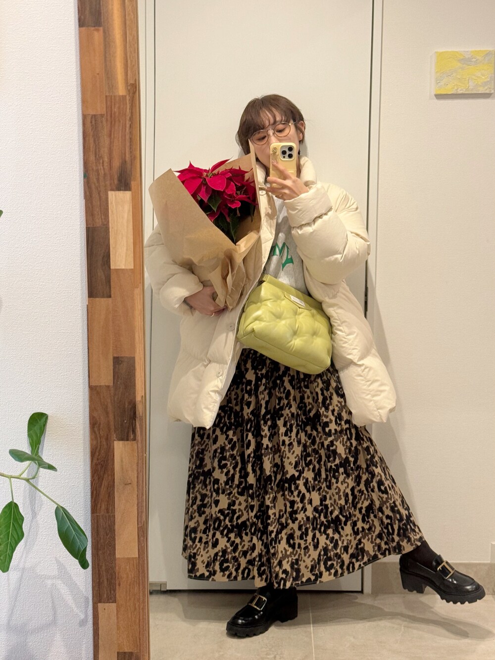 「大人かわいい、フレアスカート、レオパード、AMERICAN RAG CIE、アメリカンラグシー、高橋愛、154cm、ローファー、TODS、トッズ、タイツ、YMYM、TODAYFUL、ダウンジャケット」｜「TODAYFULのスタンドカラーダウンジャケット（ダウンジャケット/コート、ホワイト系）」を使った、高橋愛さん（レディース・154cm）の冬コーディネートの1枚目の写真