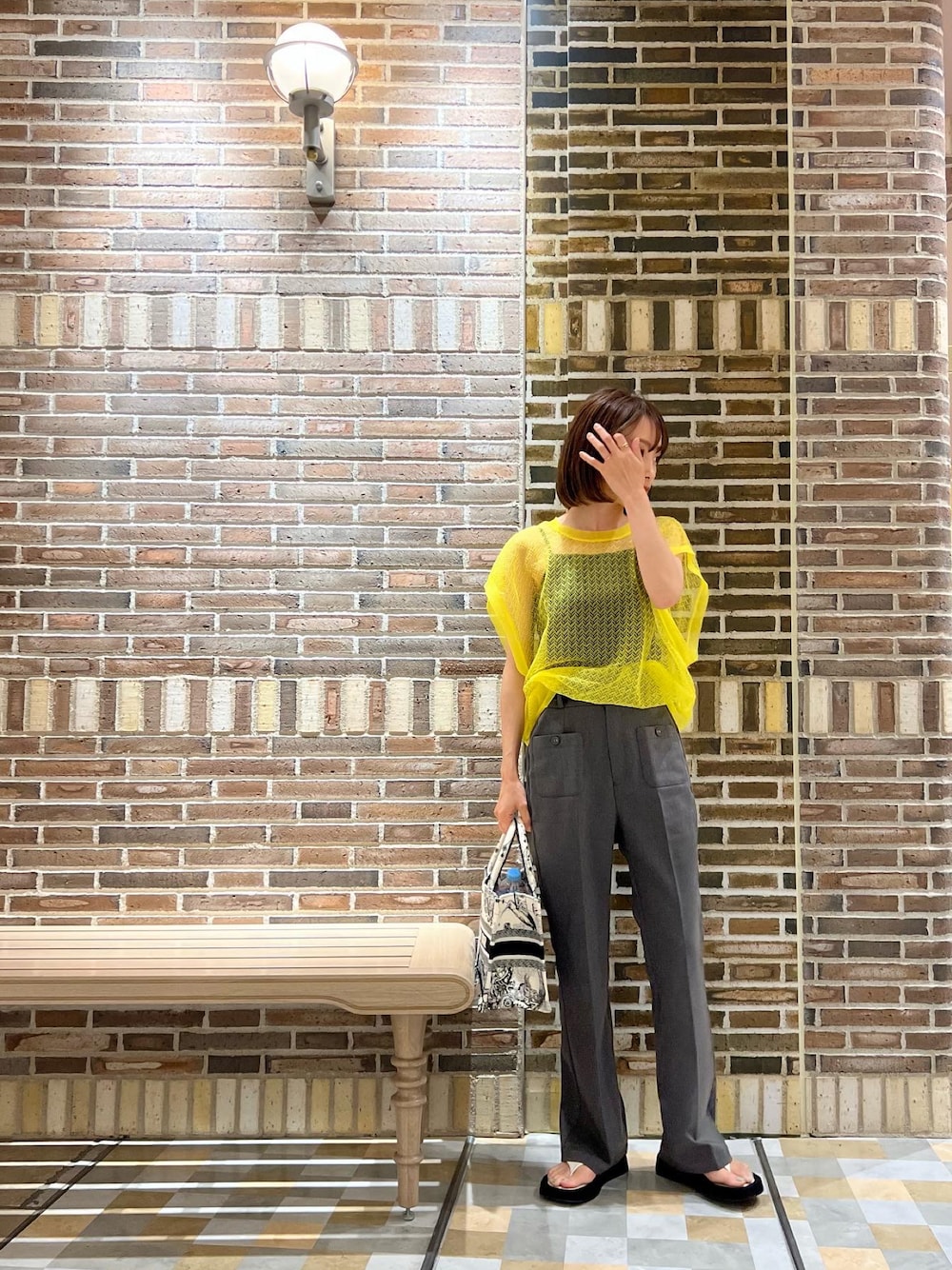 「vis-‵a-vis、ビザビ、高橋愛、高橋愛コラボ、きいろといえばわたし、154cm、therow、The Row、グレー、ビーサン、Dior、ブックトート」｜「vis-`a-visの【WEB限定】【高橋愛コラボ】【洗える】ハイウエストフレアパンツ（スラックス、グレー系）」を使った、高橋愛さん（レディース・154cm）の夏コーディネートの1枚目の写真