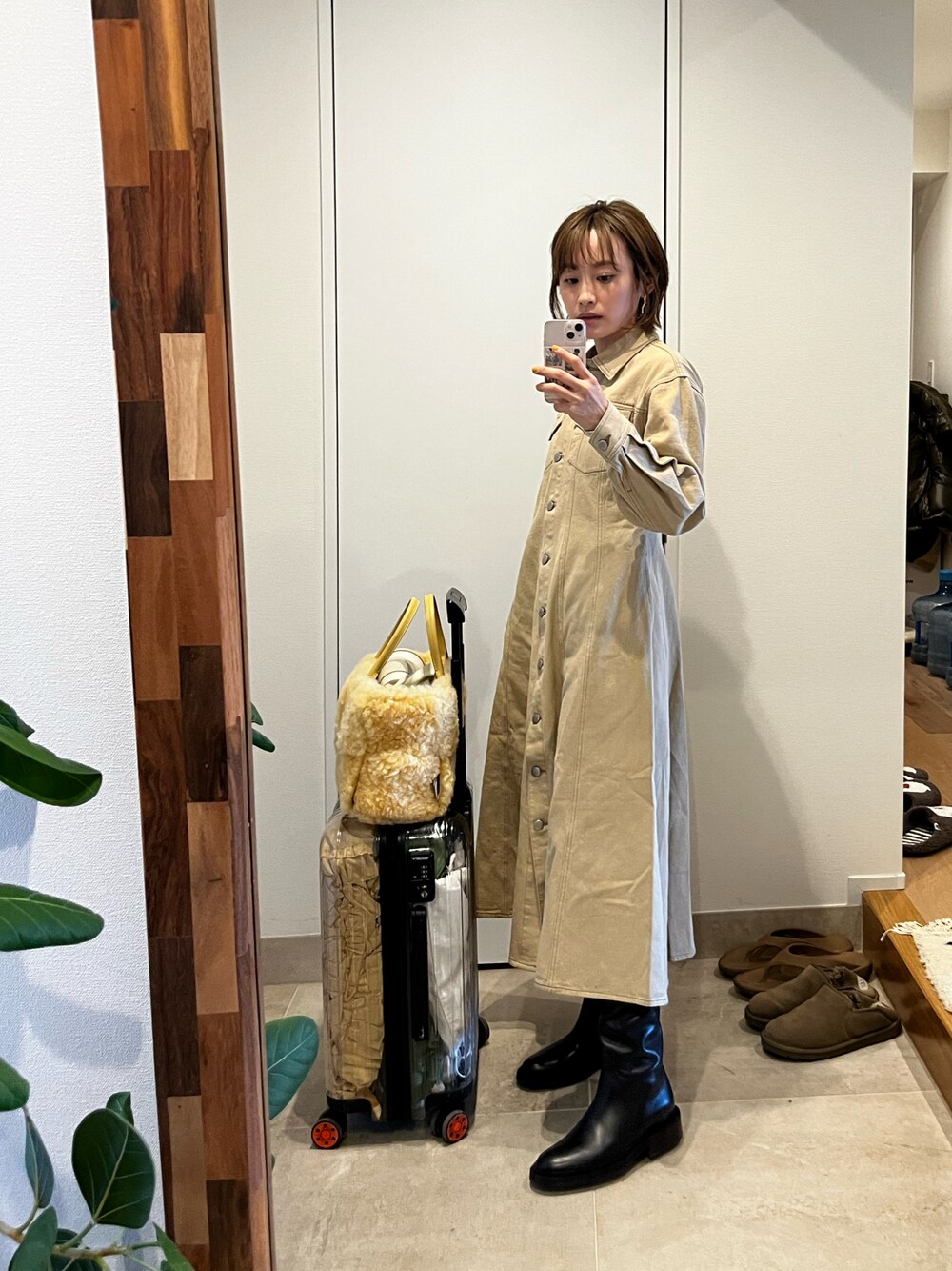 「チョコ色に染まれ、ミルクティーチョコ、ベージュ、デニムワンピース、vis-‵a-vis、ビザビ、高橋愛コラボ、154cm、ロングワンピース、ベージュワンピ」｜「vis-`a-visの【WEB限定】【高橋愛コラボ】デニムフィットフレアワンピース（ワンピース、ベージュ系）」を使った、高橋愛さん（レディース・154cm）の冬コーディネートの1枚目の写真