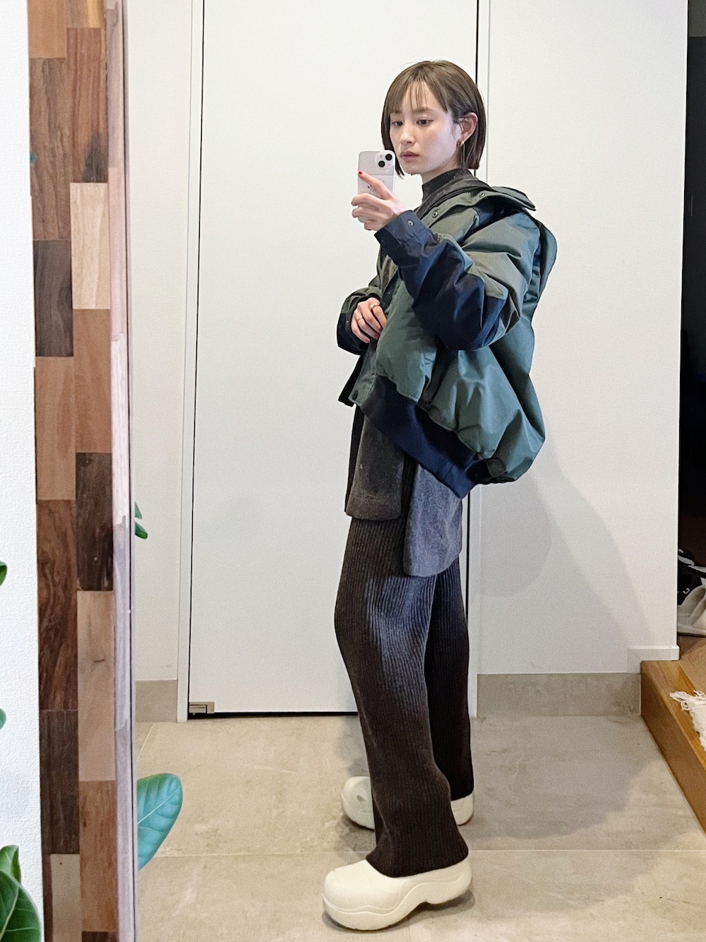 「fukuu、ふくうコーデ、ニットアップ、knit up、高橋愛、154cm、レインブーツ、パドルブーツ、リブニット、ニットパンツ、sacai、THE NORTH FACE」｜「Sacaiのアイテム（ジャケット/アウター、グリーン系）」を使った、高橋愛さん（レディース・154cm）の冬コーディネートの1枚目の写真