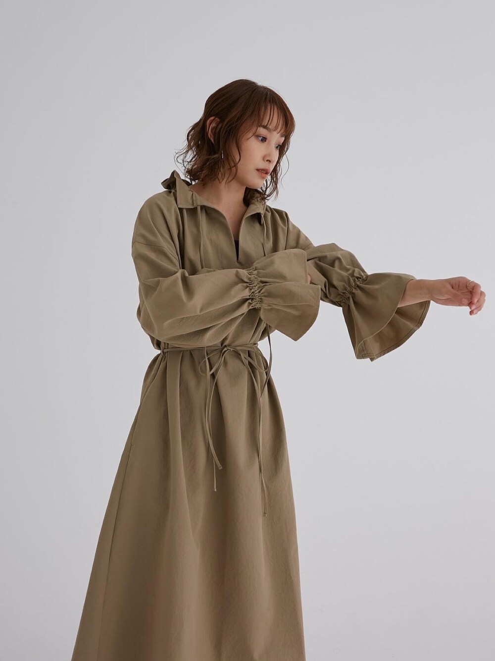 「WEARハロウィン2022、シンプルコーデ、秋冬コーデ、大人カジュアル、ラクチンコーデ、高橋愛、妊婦さんでもいけます、154cm、レイヤリング、2wayワンピース、ベージュ、軽アウターワンピ」｜「fukuuのリサイクルポリエステル100% 2way 大人ワンピース（ワンピース、ベージュ系）」を使った、高橋愛さん（レディース・154cm）の秋コーディネートの1枚目の写真