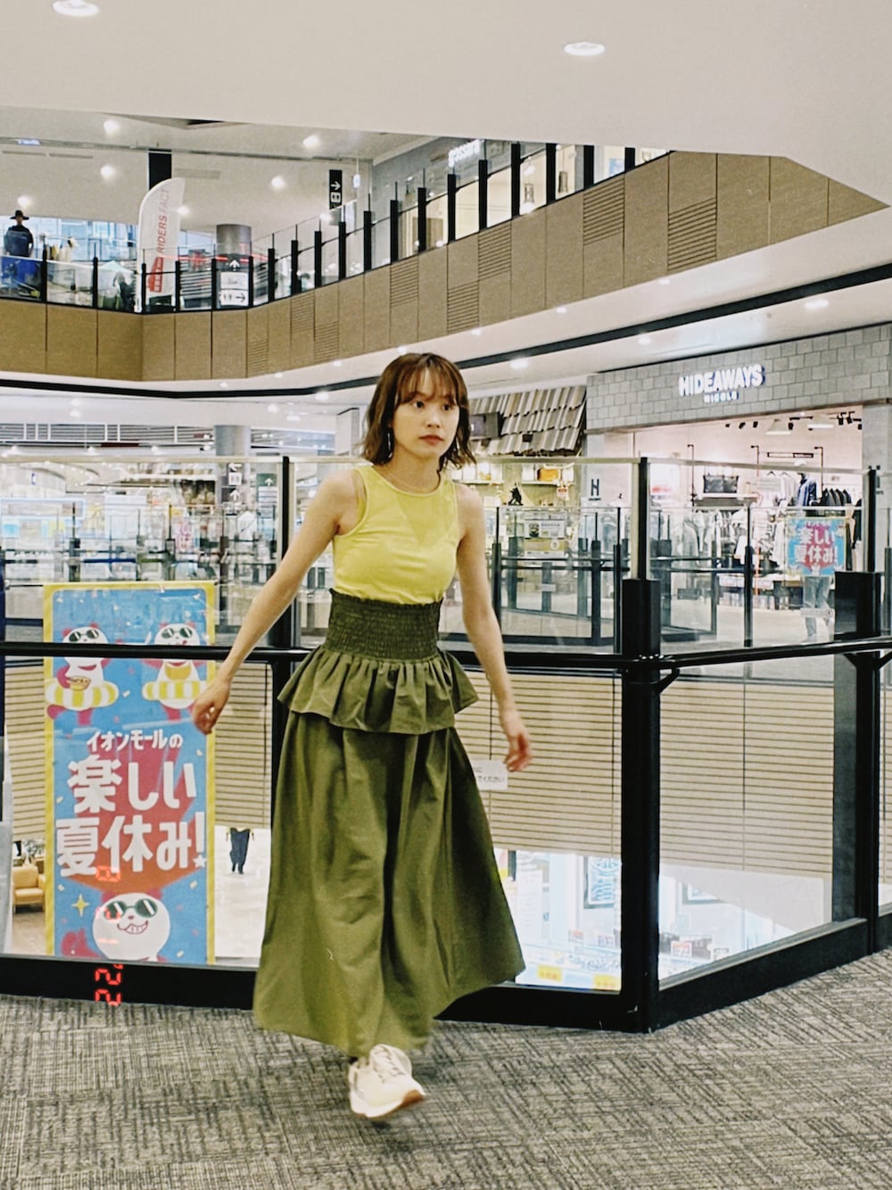 「ラクチンコーデ、秋コーデ、秋色、きれいめカジュアル、高橋愛、勝田里奈、154cm、大人かわいい、ワンピース風、vis-‵a-vis、ビザビ、ウエストイン、ハイウエスト、ペプラムスカート、NIKE」｜「PoFFのアイテム（タンクトップ、イエロー系）」を使った、高橋愛さん（レディース・154cm）の夏コーディネートの1枚目の写真