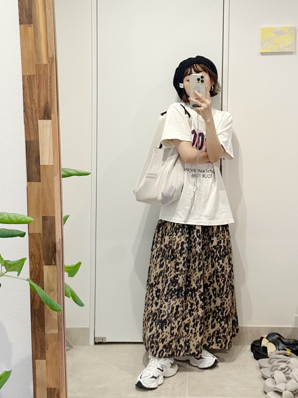 「ラグシー、アメリカンラグシー、アメリカンラグシー(AMERICAN RAG CIE)、AMERICAN RAG CIE、高橋愛、154cm、Uhr、ウーア、ベレー帽、秋のコーデ、レオパード」｜「LASTFRAMEのアイテム（バッグ、ホワイト系）」を使った、高橋愛さん（レディース・154cm）の秋コーディネートの1枚目の写真